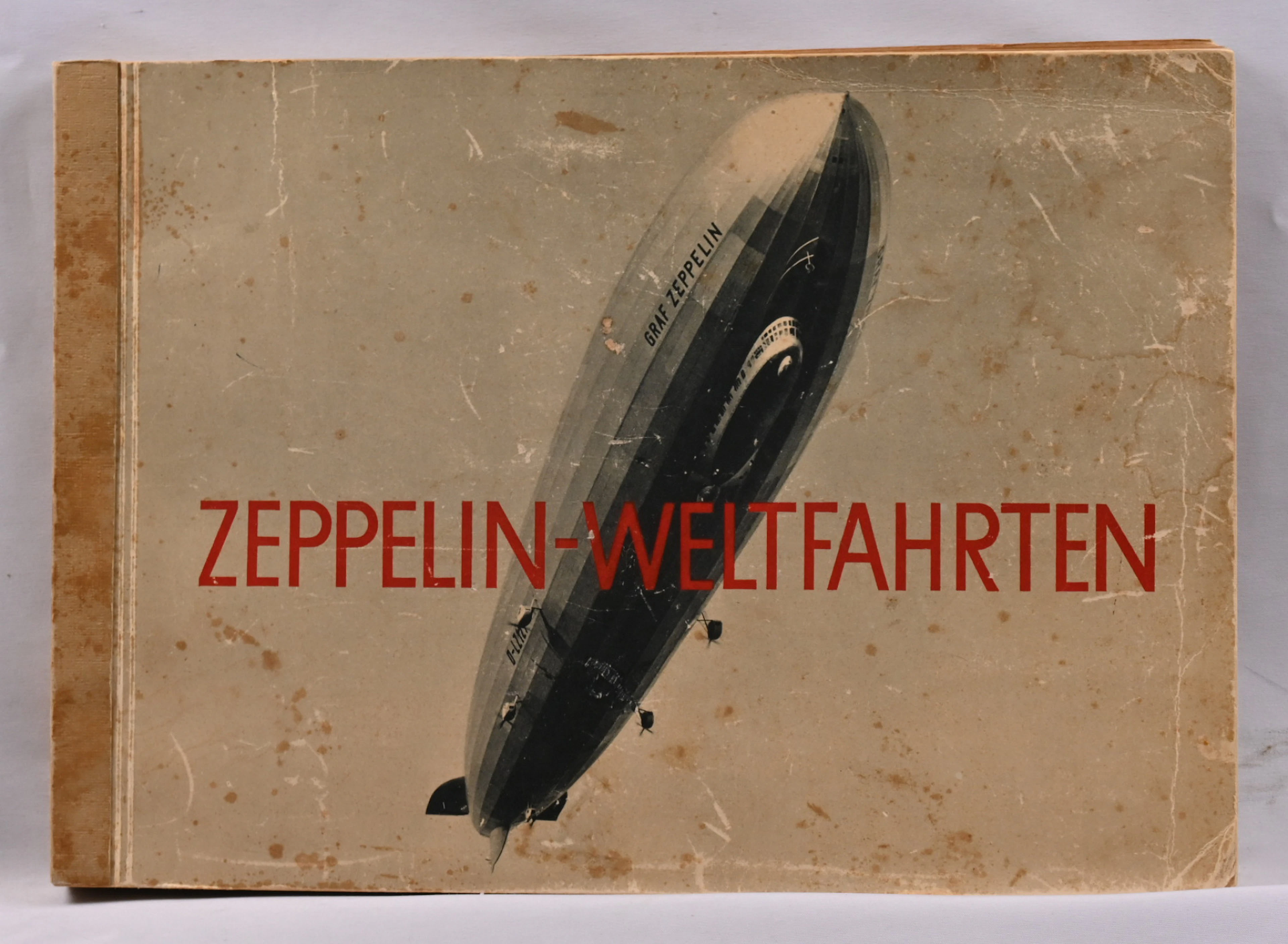 Zeppelin-Weltfahrten book including all the collectible pictures.