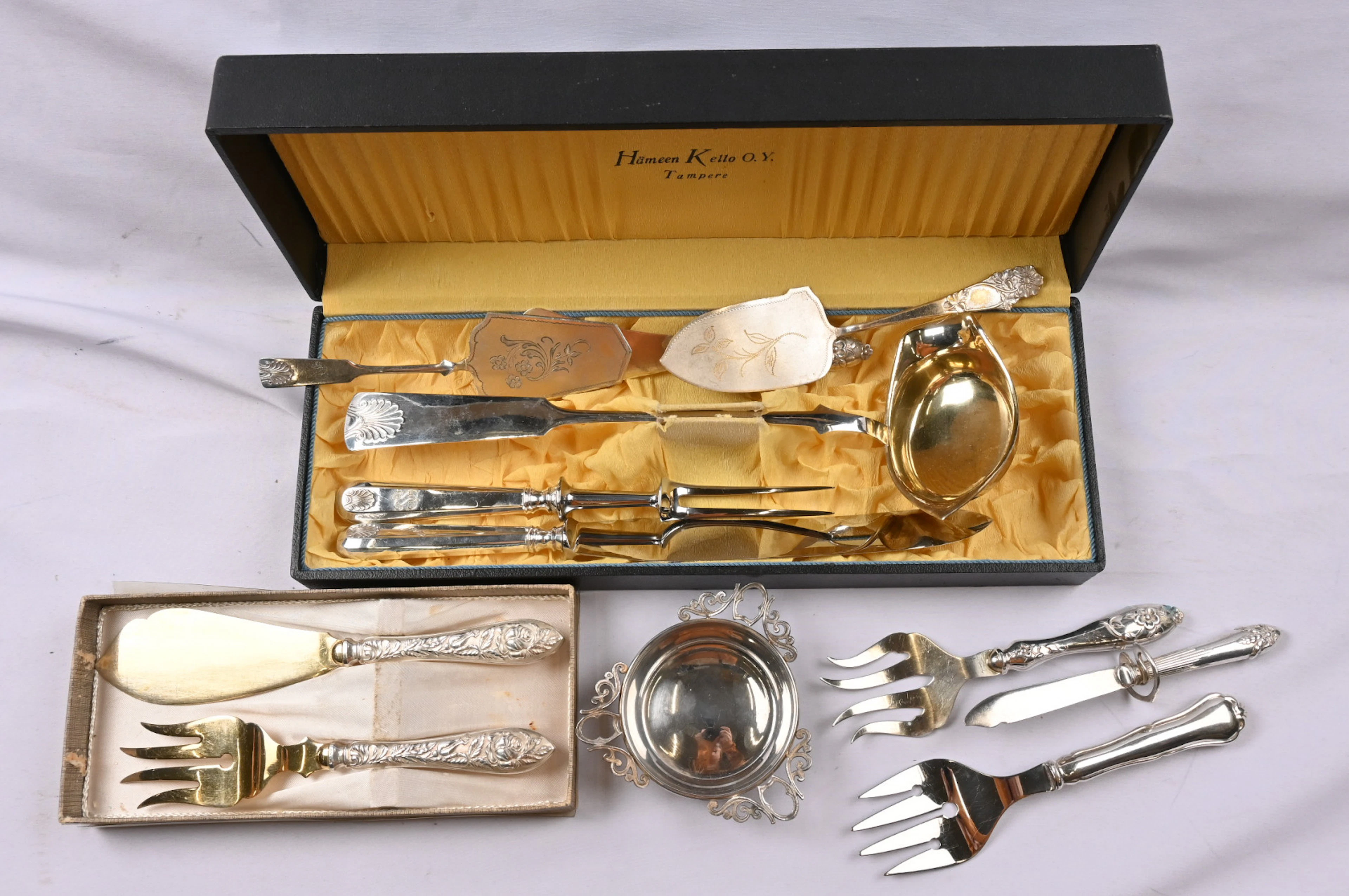 Five partly silver servers and additionally a selection of alpaca etc. items.