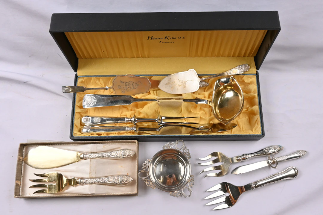 Five partly silver servers and additionally a selection of alpaca etc. items.
