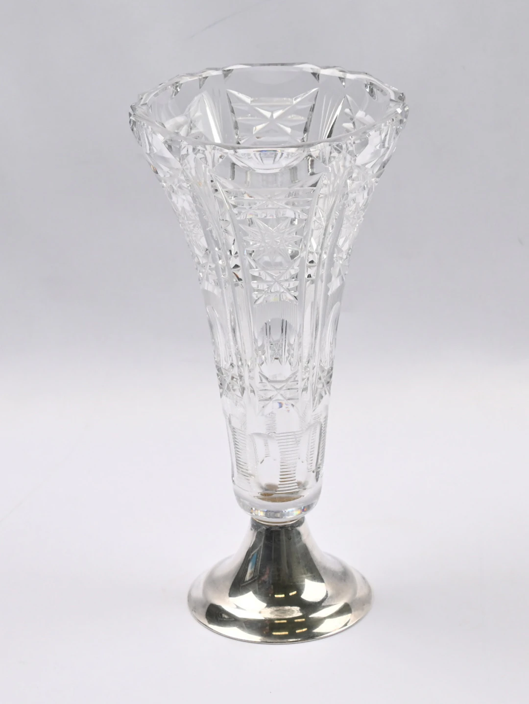 Crystal vase equipped with a silver (830) base. Height approximately