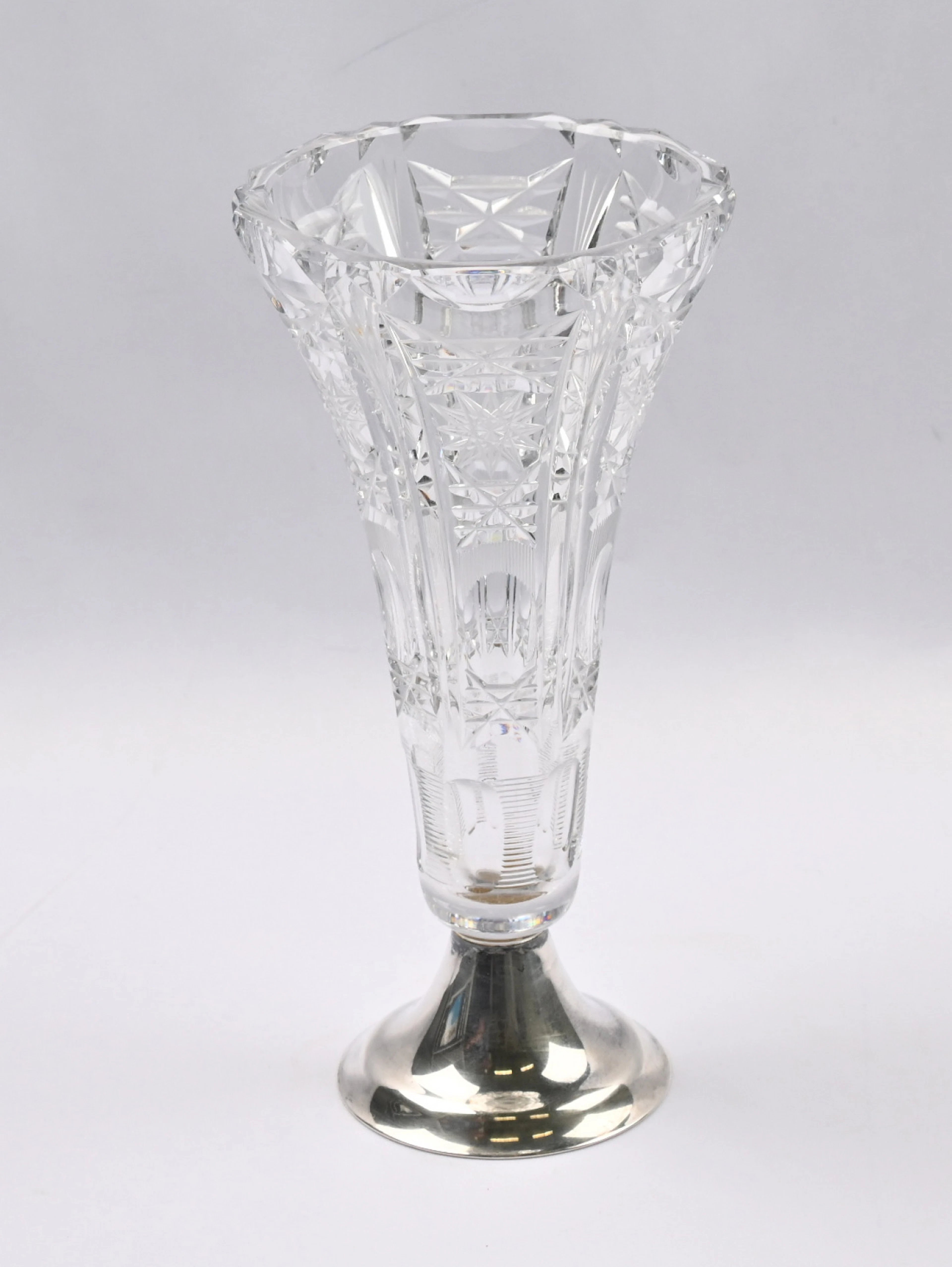 Crystal vase equipped with a silver (830) base. Height approximately