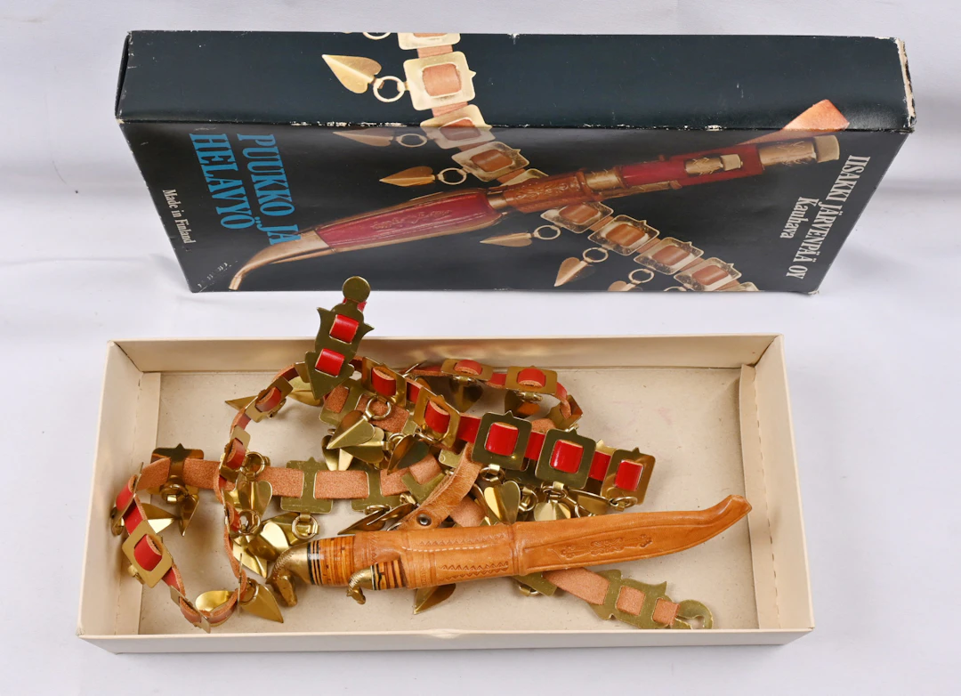 Iisakki Järvenpää horsehead double-knife set with a traditional brass-mounted