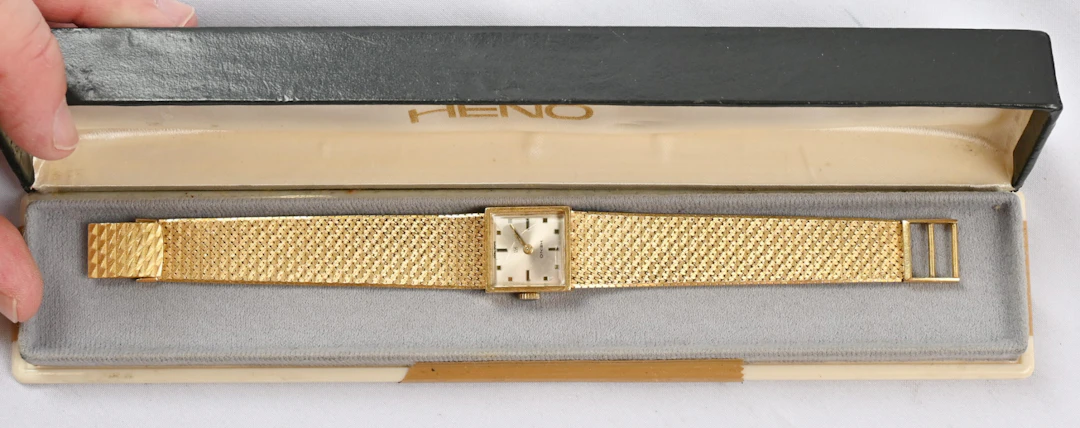 Ladies' gold HENO wristwatch. Bracelet and case 18 karat (750) gold.