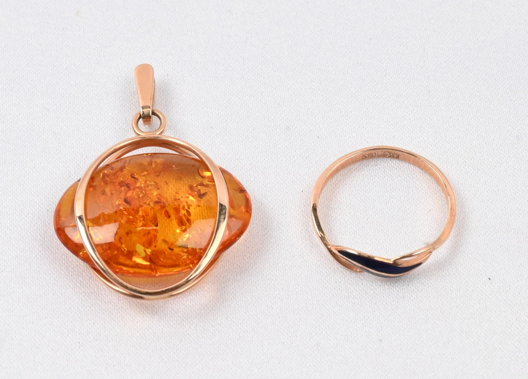 Amber pendant and enamel ring, gold (583). Gross weight approximately 5 g.