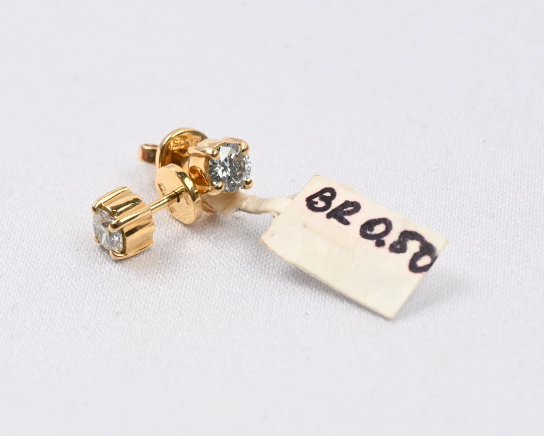 Diamond earrings (in total 0.5 CT) gold (18 k). Gross weight approximately 2 g.