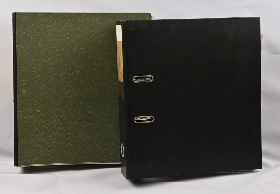 1864 - 2003 collection in two binders including over 5 KG of coins