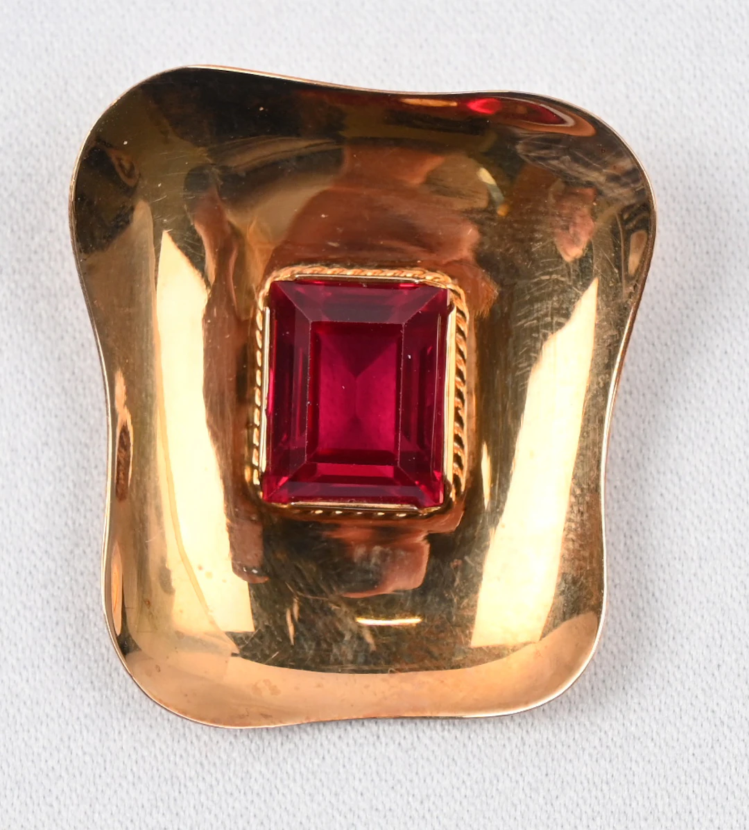 Brooch with a stone, gold (14 k). Gross weight approximately 5 g.