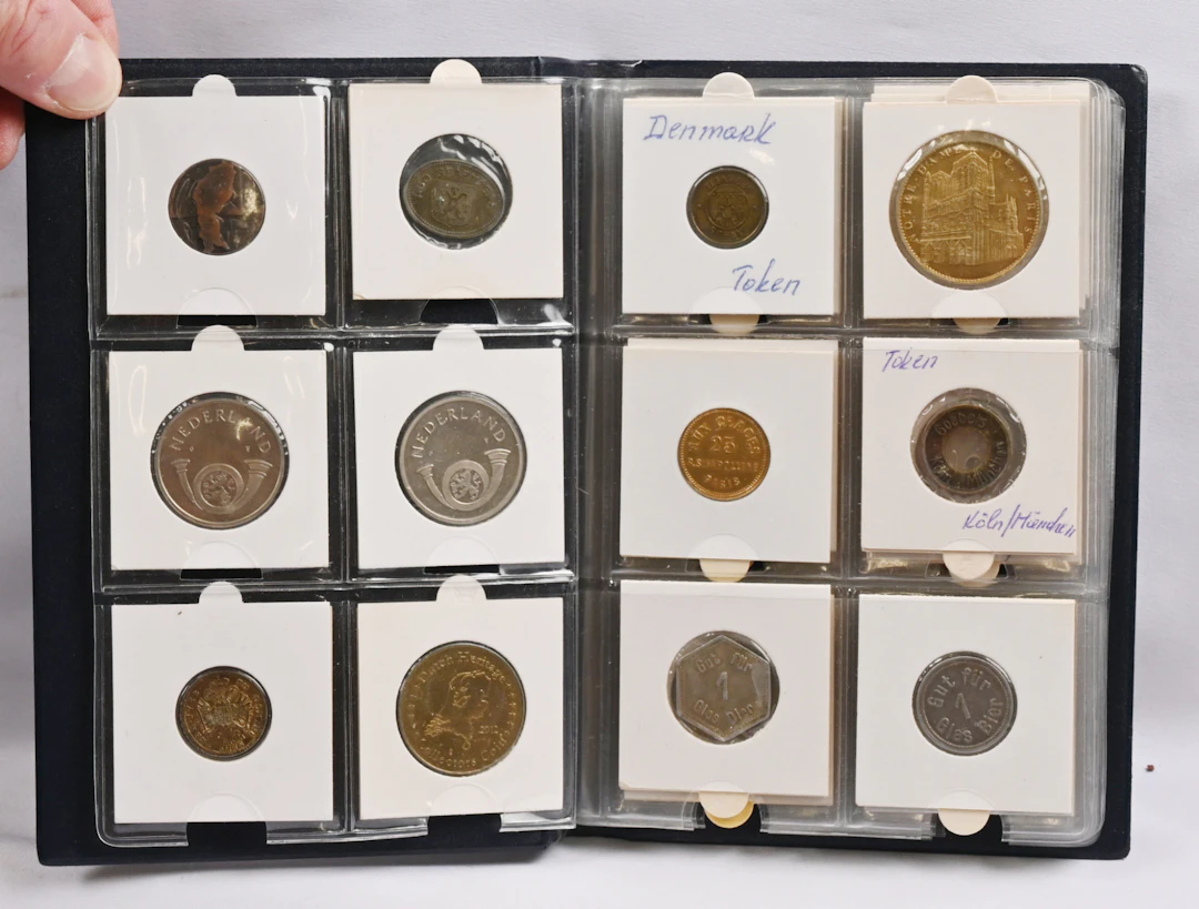 Tokens etc. small selection 20 pieces in an album. Mainly foreign.