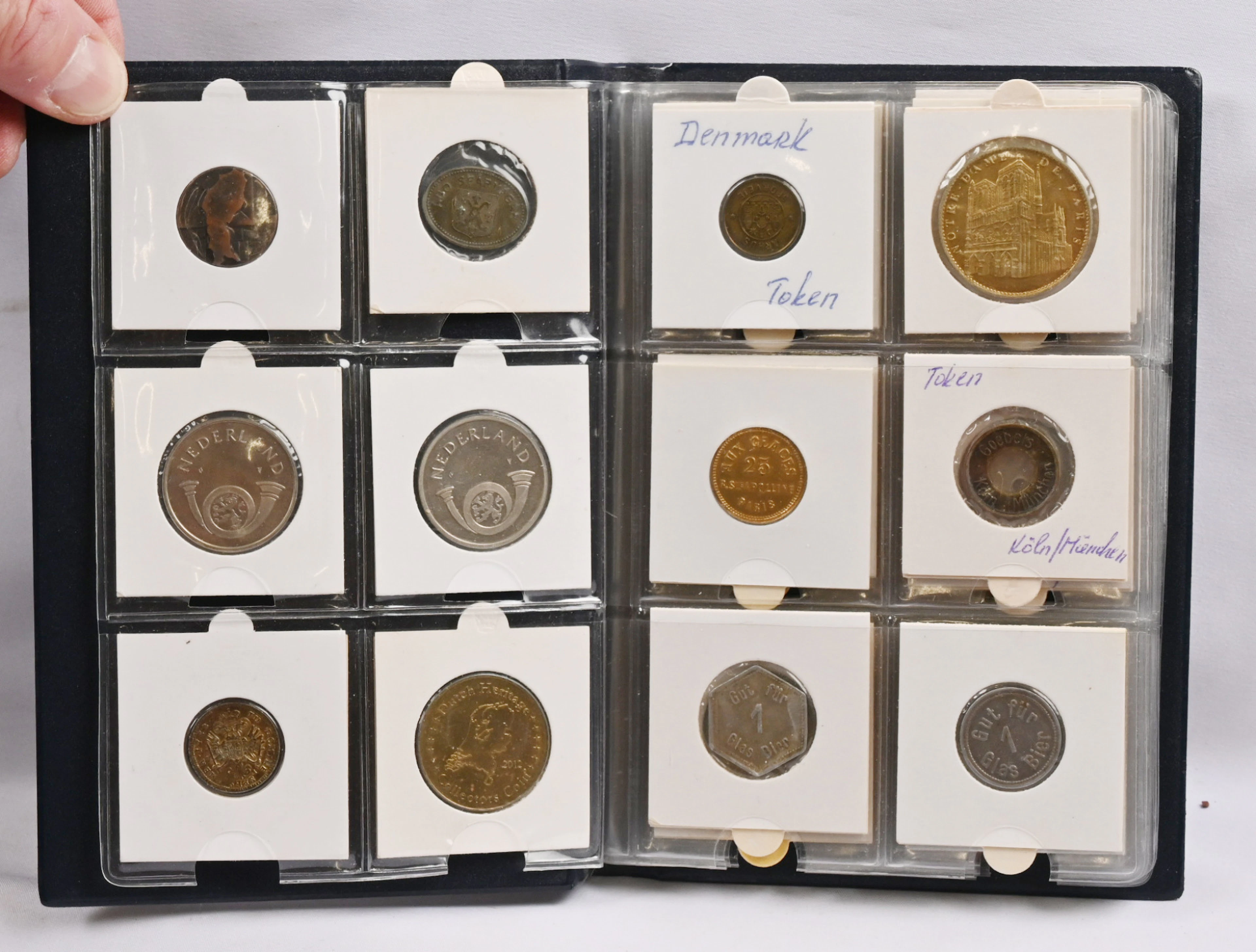 Tokens etc. small selection 20 pieces in an album. Mainly foreign.