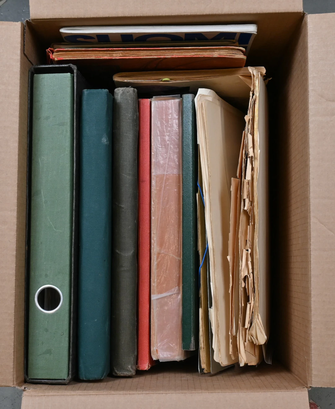 Worldwide discovery lot in old albums etc., total of 10 KG. Including