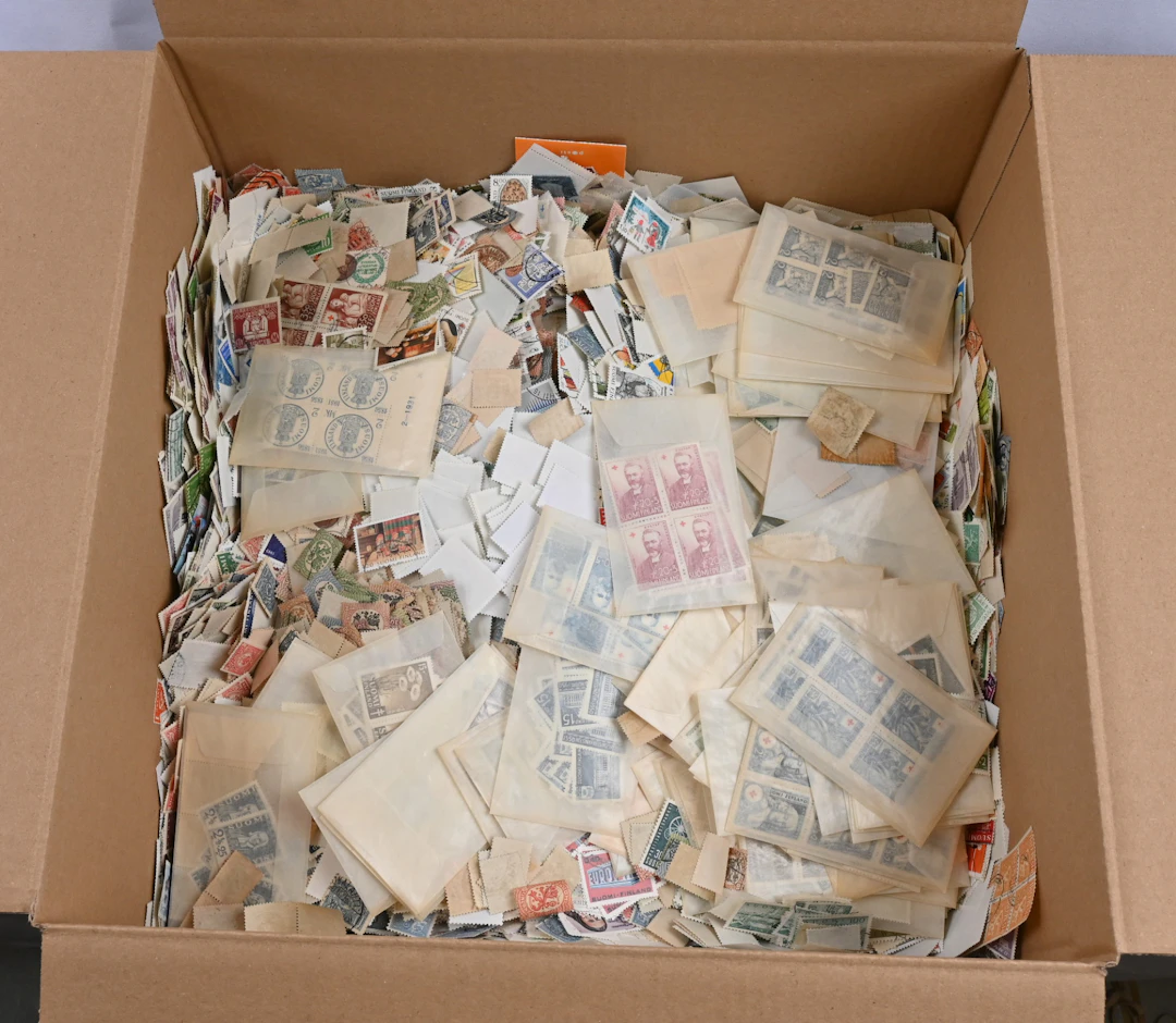 Finnish loose stamps, mostly used but also some MNH ** in glassines.