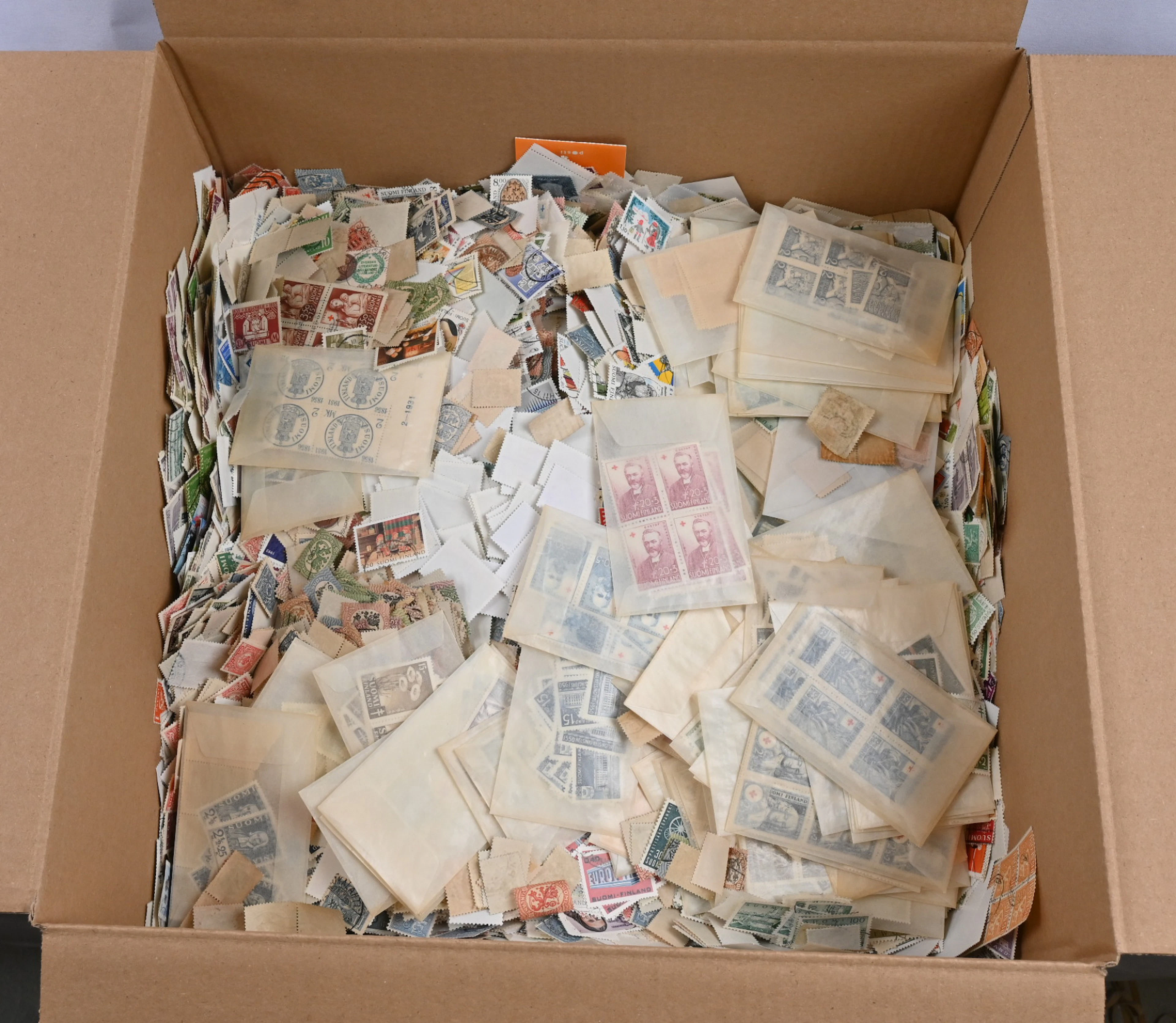 Finnish loose stamps, mostly used but also some MNH ** in glassines.