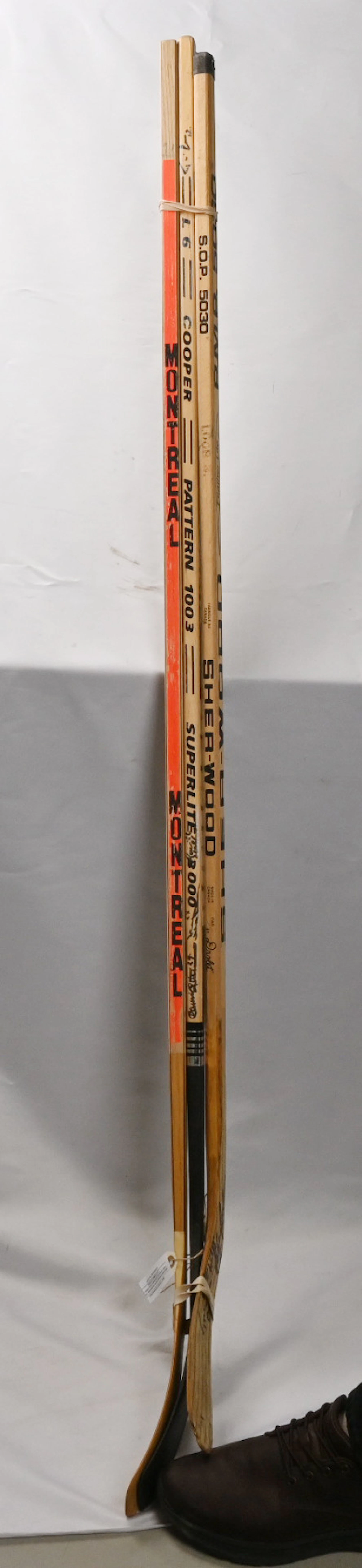 Hockey sticks three pieces: Håkan Loob with dedication/inscription