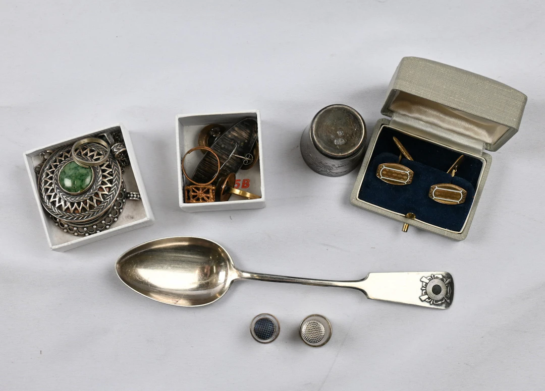 Jewelry etc. selection eg. thimbles two pieces etc.