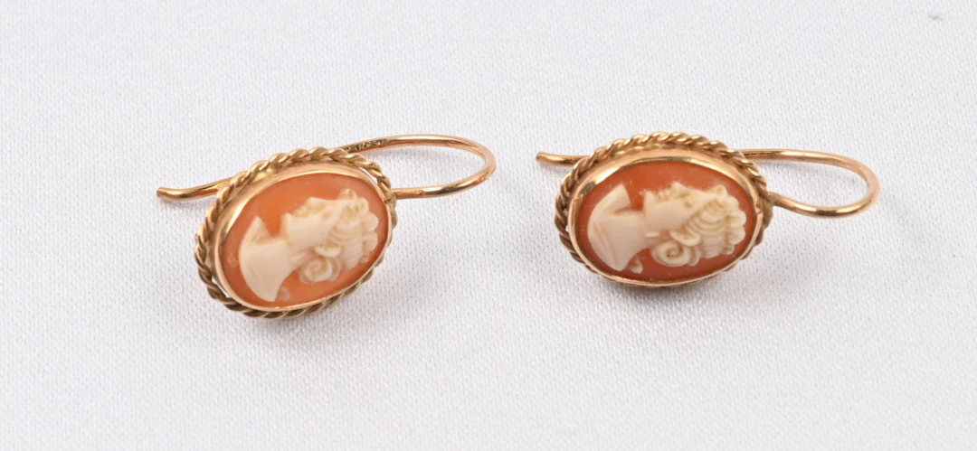 Cameo earrings, gold (14 k). Gross weight approximately 3 g.