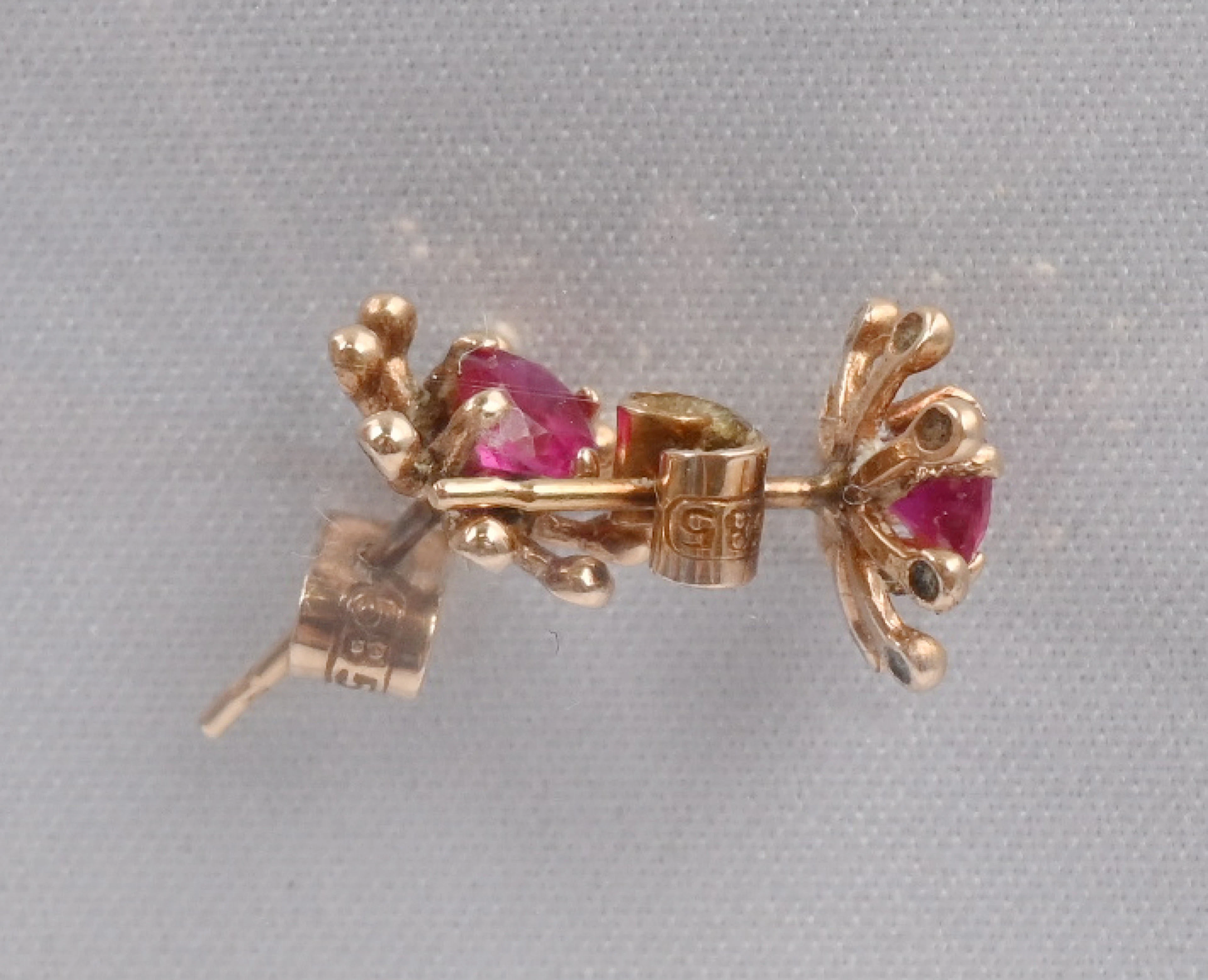 Earrings, with fine gemstones, gold (585). Gross weight approximately 1.4 g.