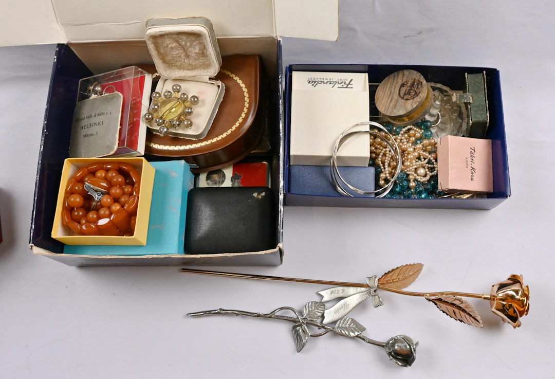 Mixed discovery lot of jewelry, mainly old. Among them certainly silver