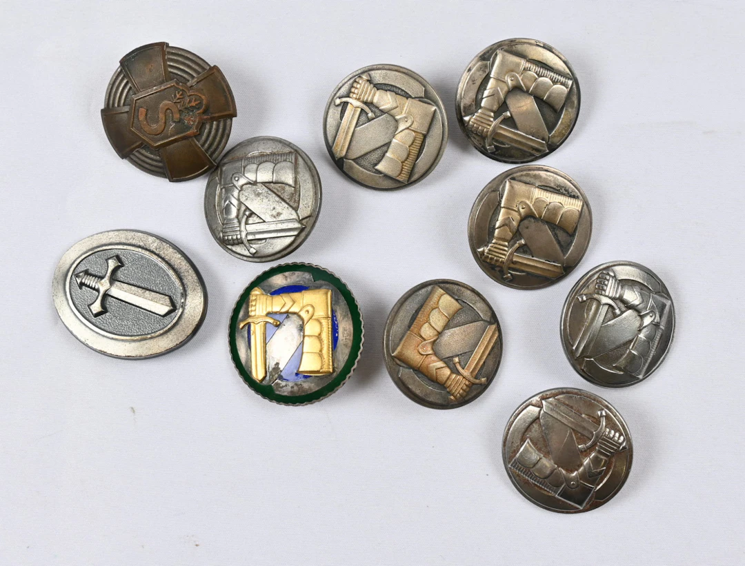 Selection of Civil Guard badges, as well as the so-called master course