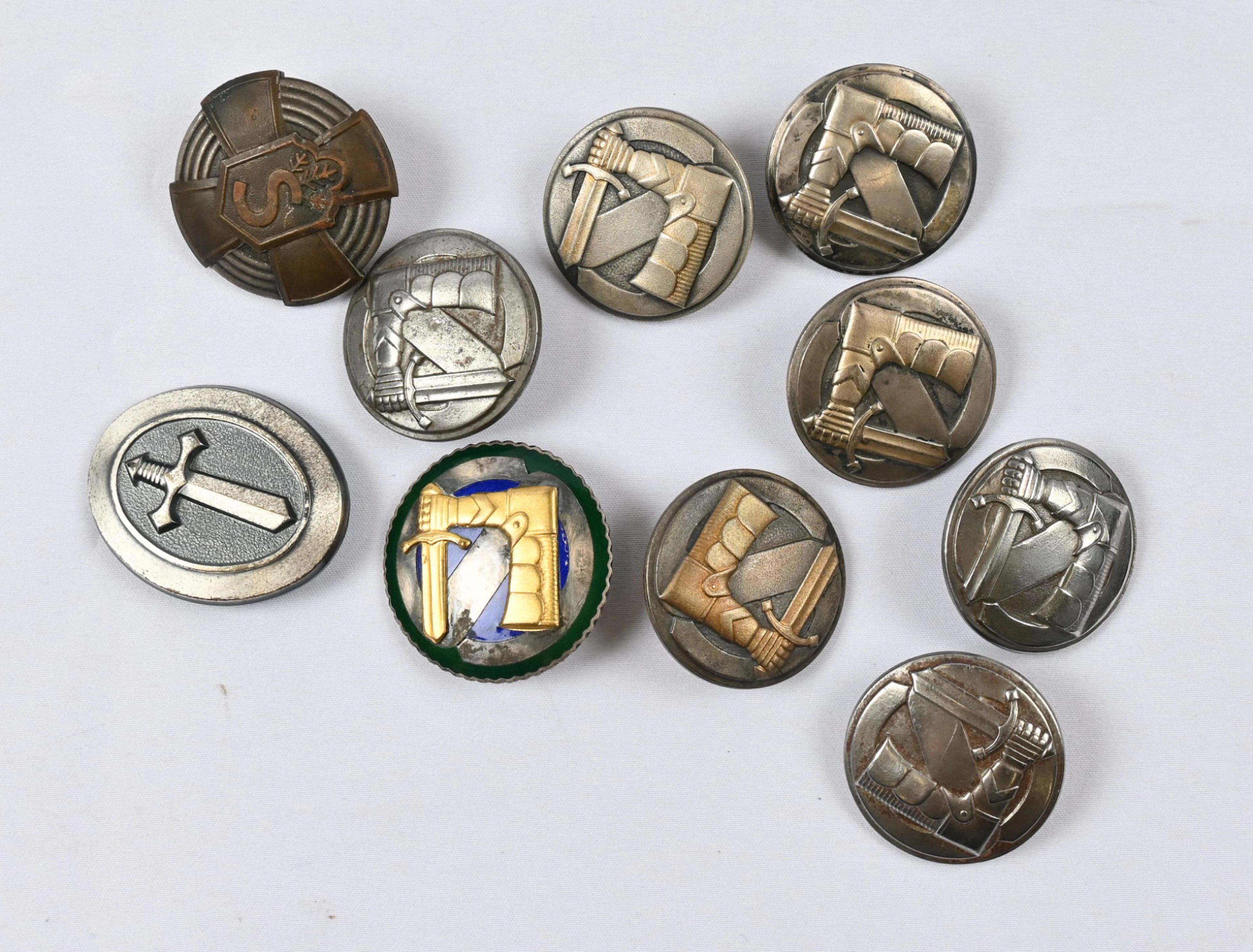 Selection of Civil Guard badges, as well as the so-called master course