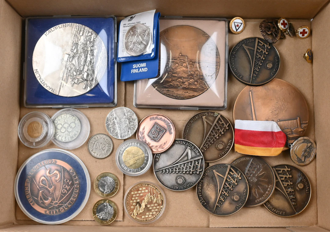Selection of medals, 11 pieces and a small amount of commemorative