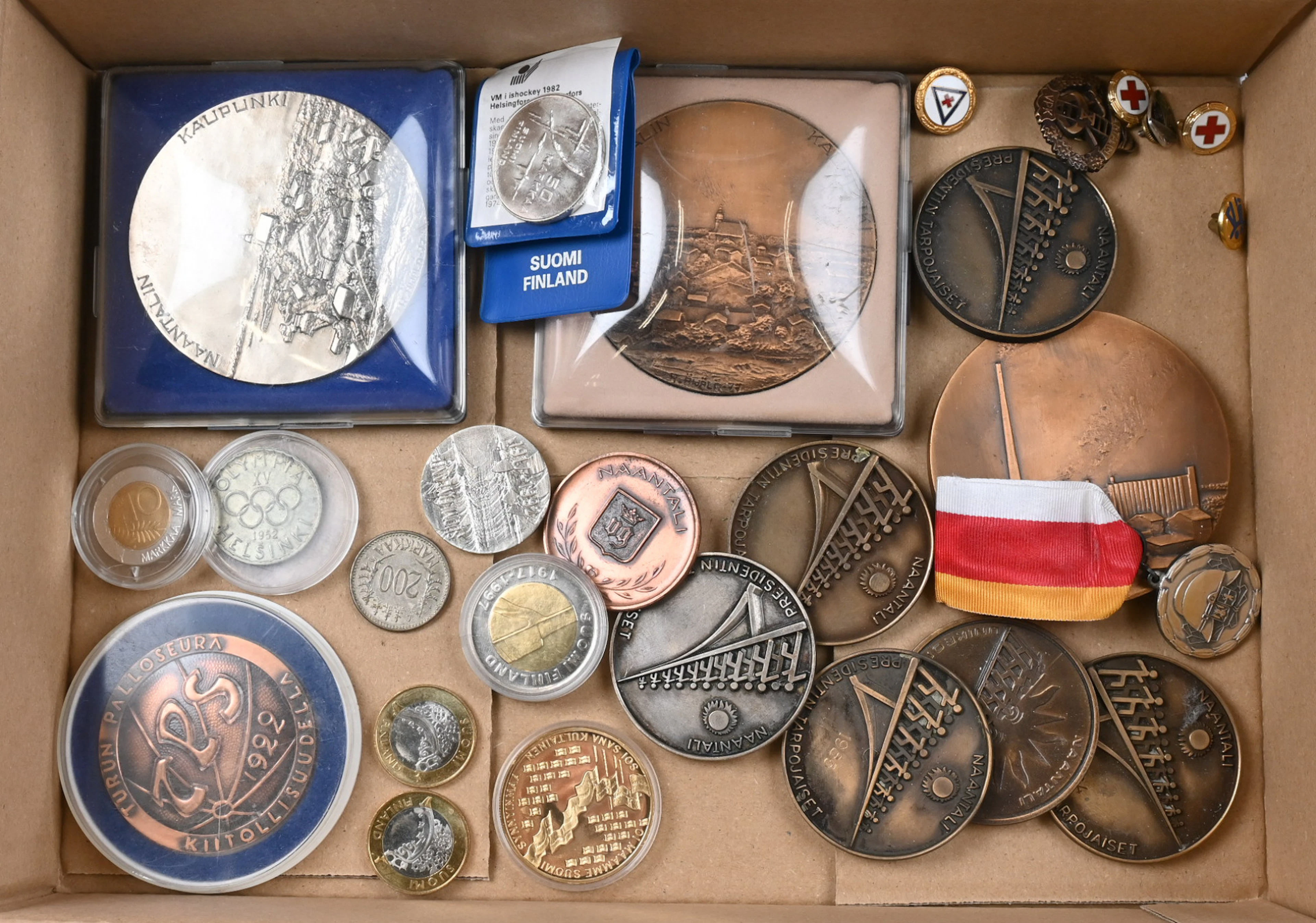 Selection of medals, 11 pieces and a small amount of commemorative