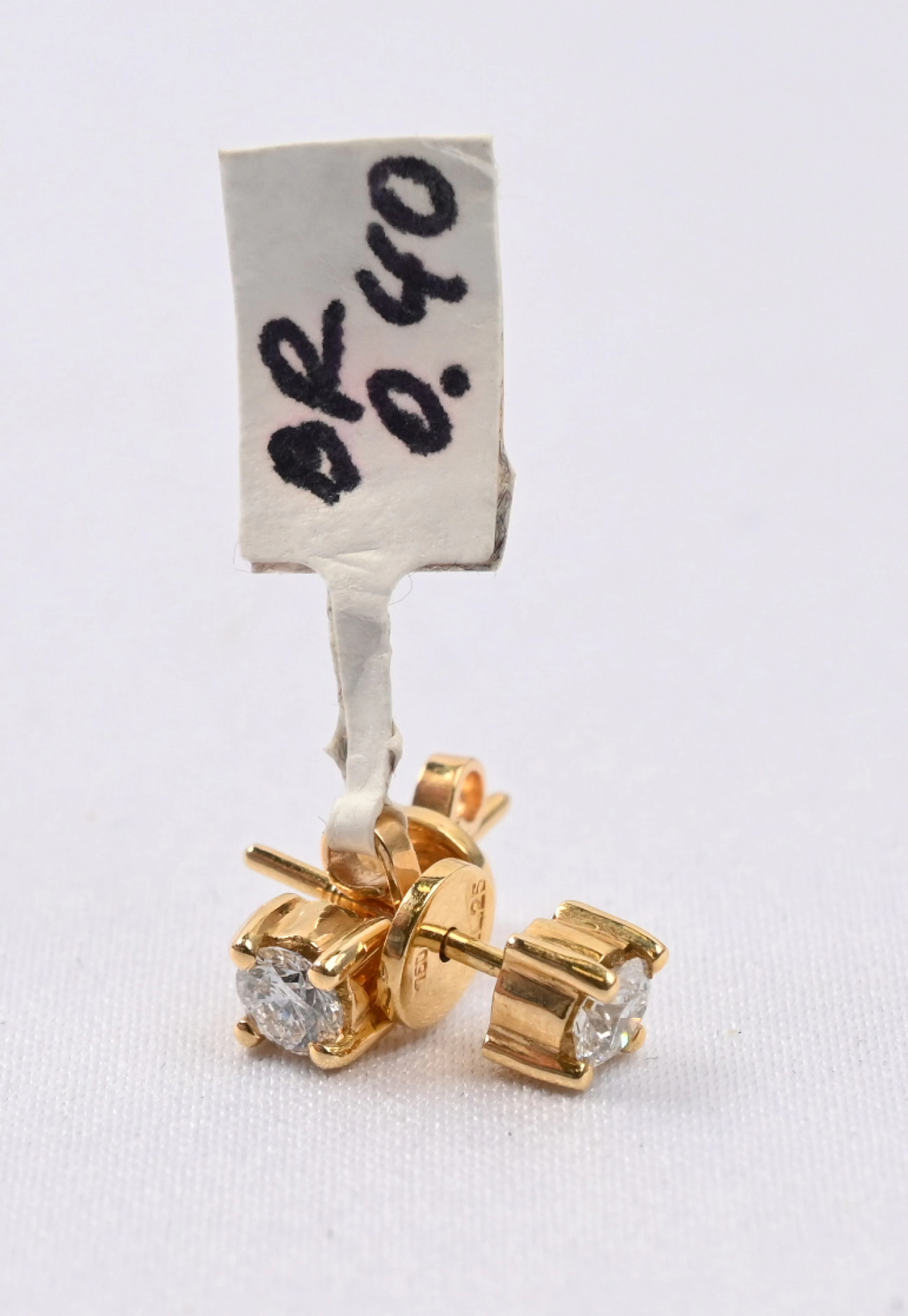 Diamond earrings (in total 0.4 CT) gold (18 k). Gross weight approximately 2 g.