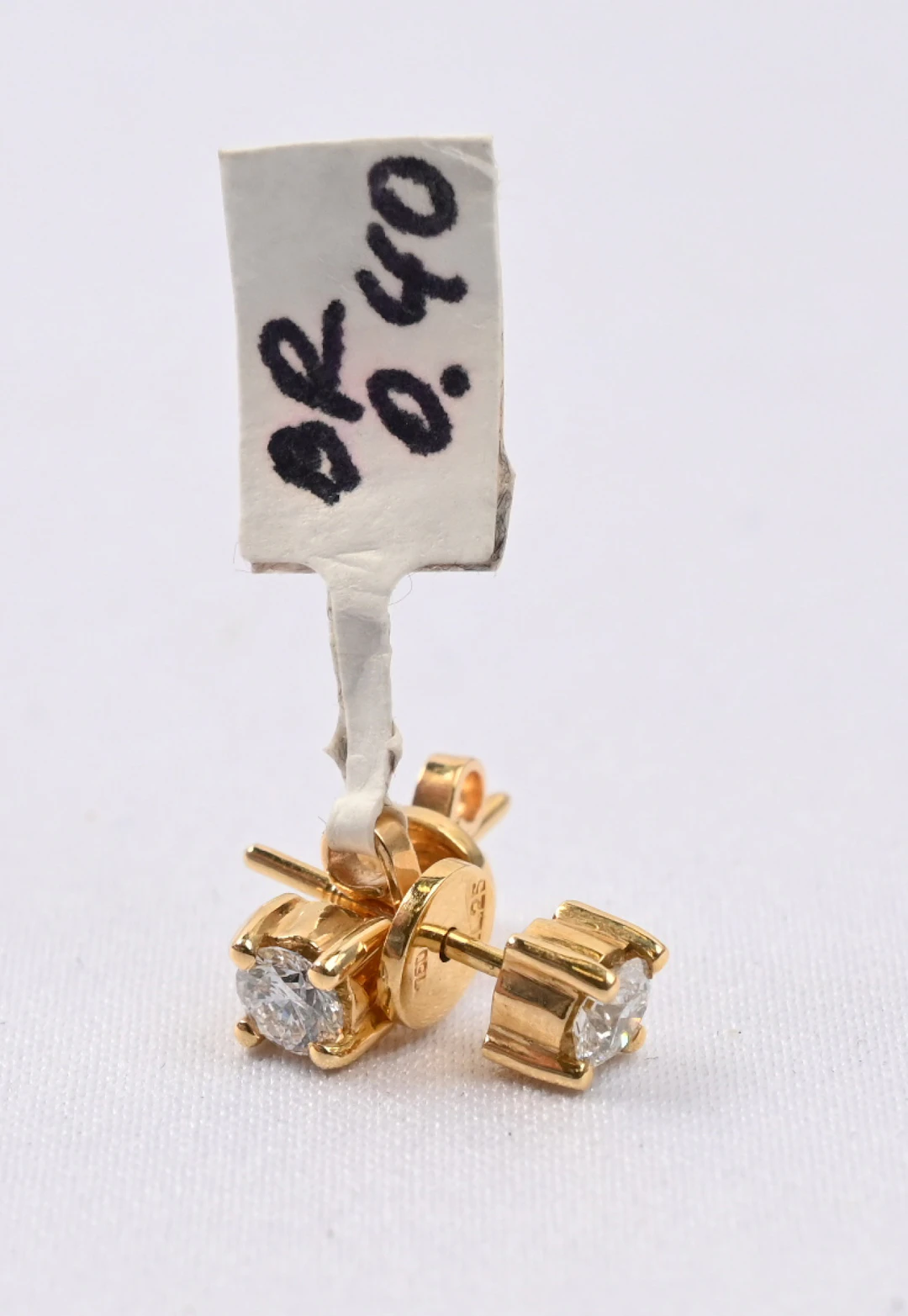 Diamond earrings (in total 0.4 CT) gold (18 k). Gross weight approximately 2 g.