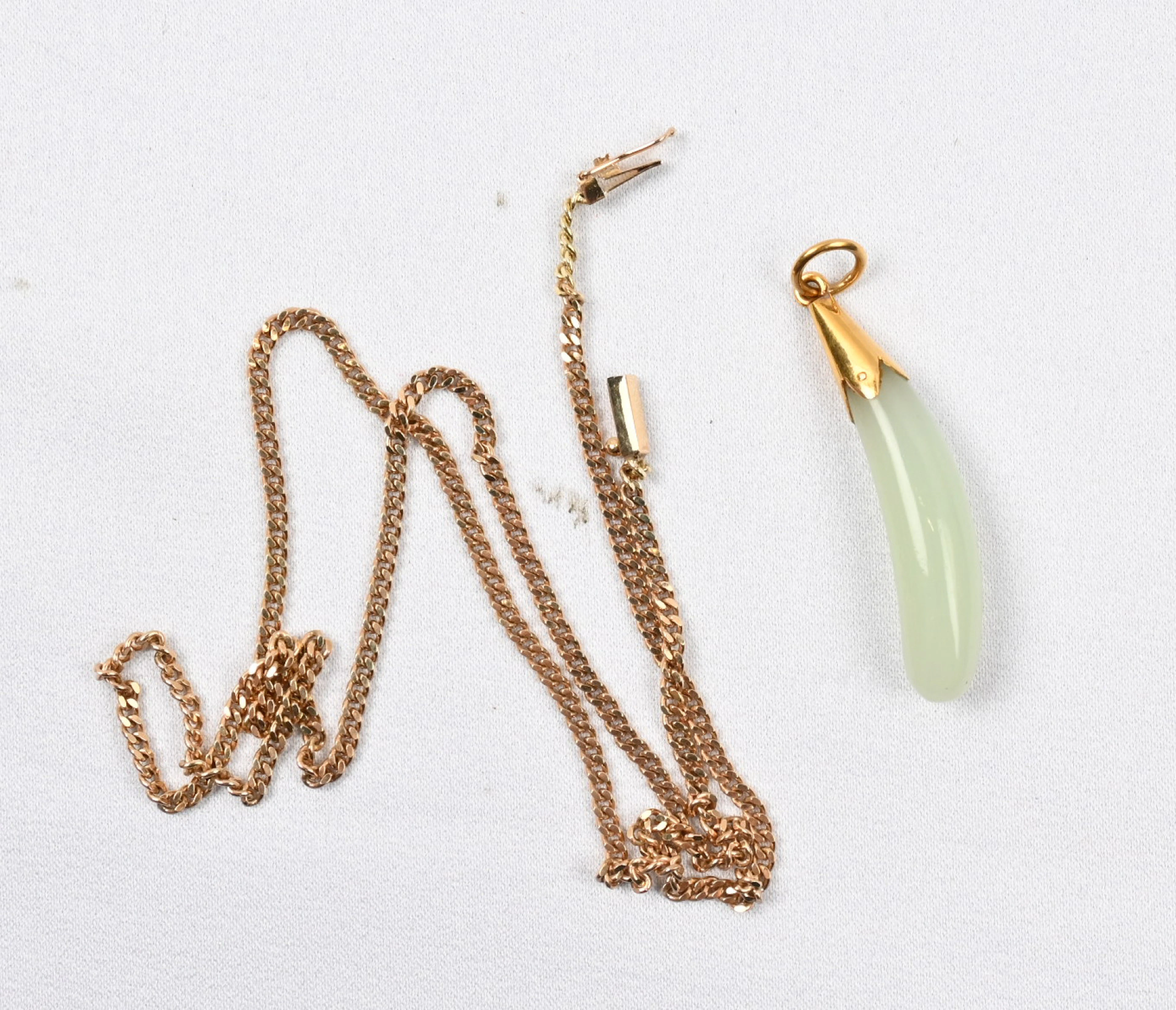 Stone pendant with a gold chain (14 k), approximately 9 g.