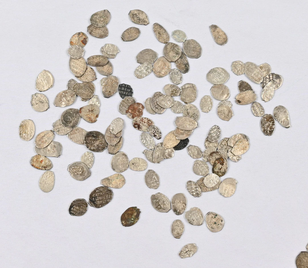 Fine large selection of silver ”wire money” from the 1500 - 1600s