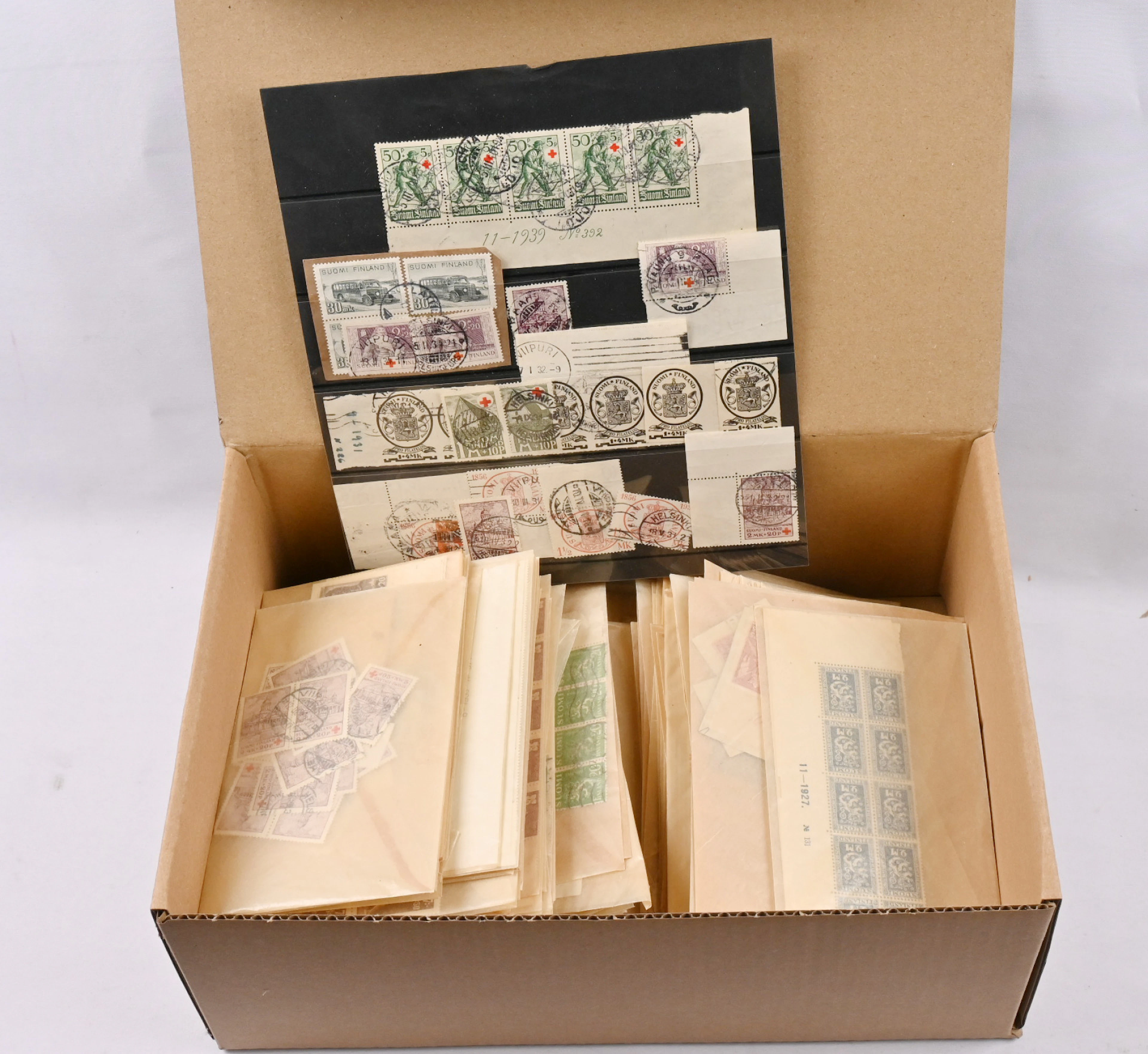Finland 1922 - 1960 old stamp stock in glassines ca. 800g MNH ** multiples