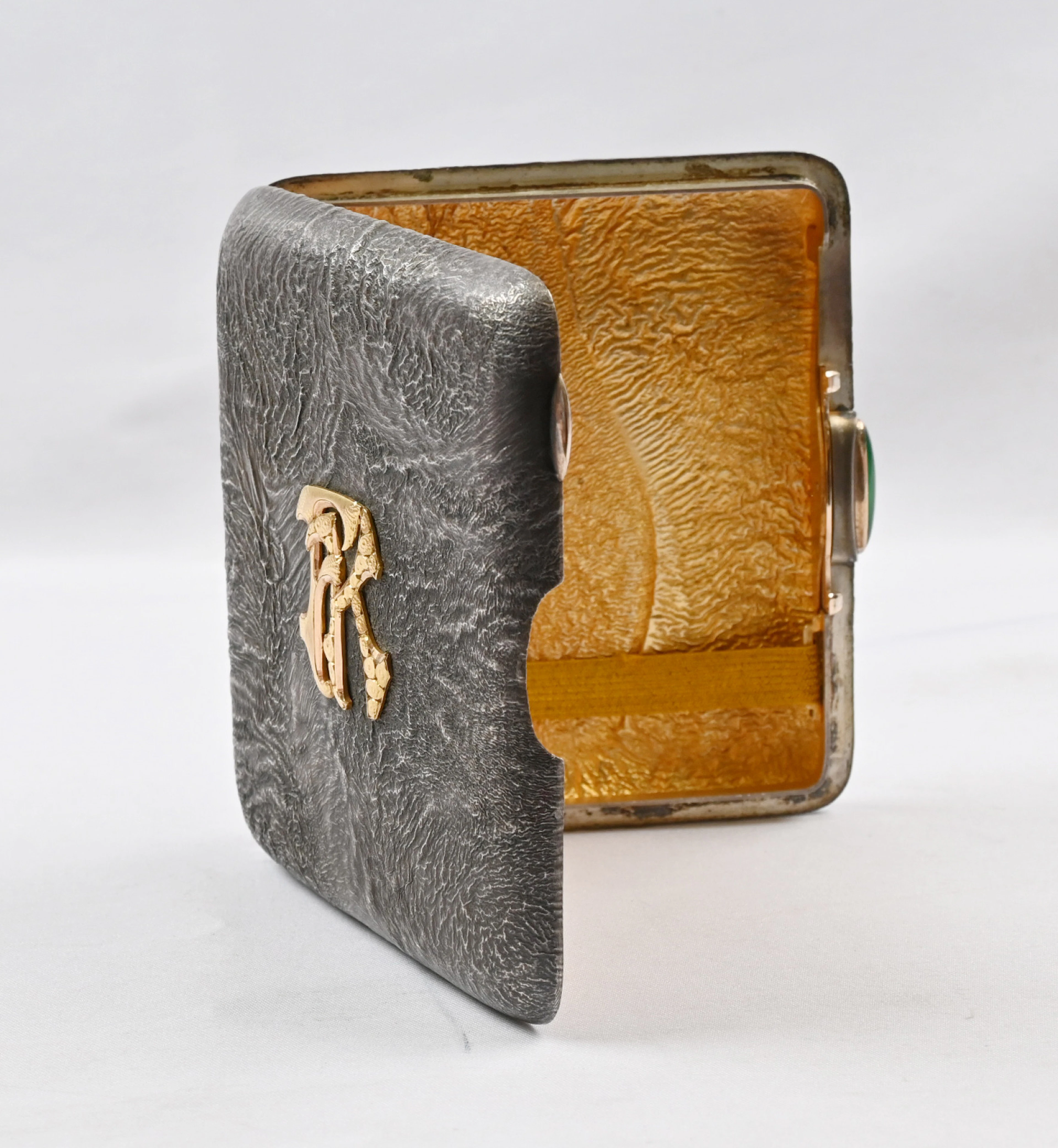 Cigarette box, silver (813), maker's mark: RW, year mark Z5 with a monogram.