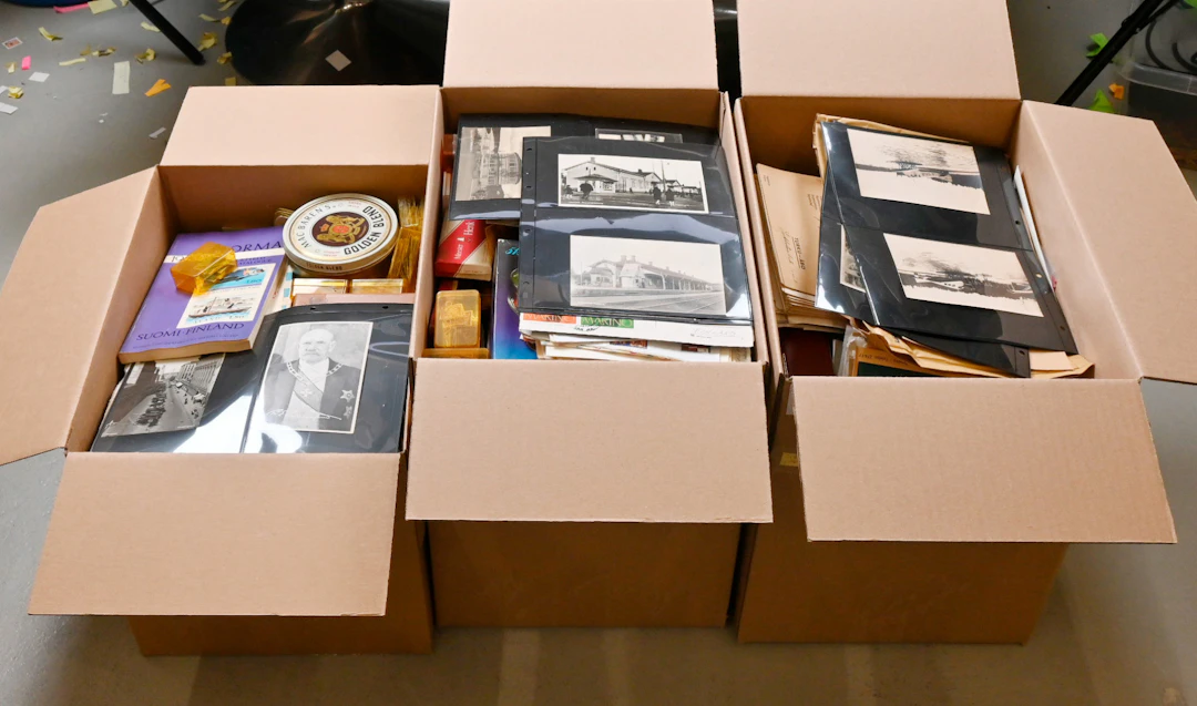 Mixed selection in many boxes, bags and loose, well over 20 KG material.