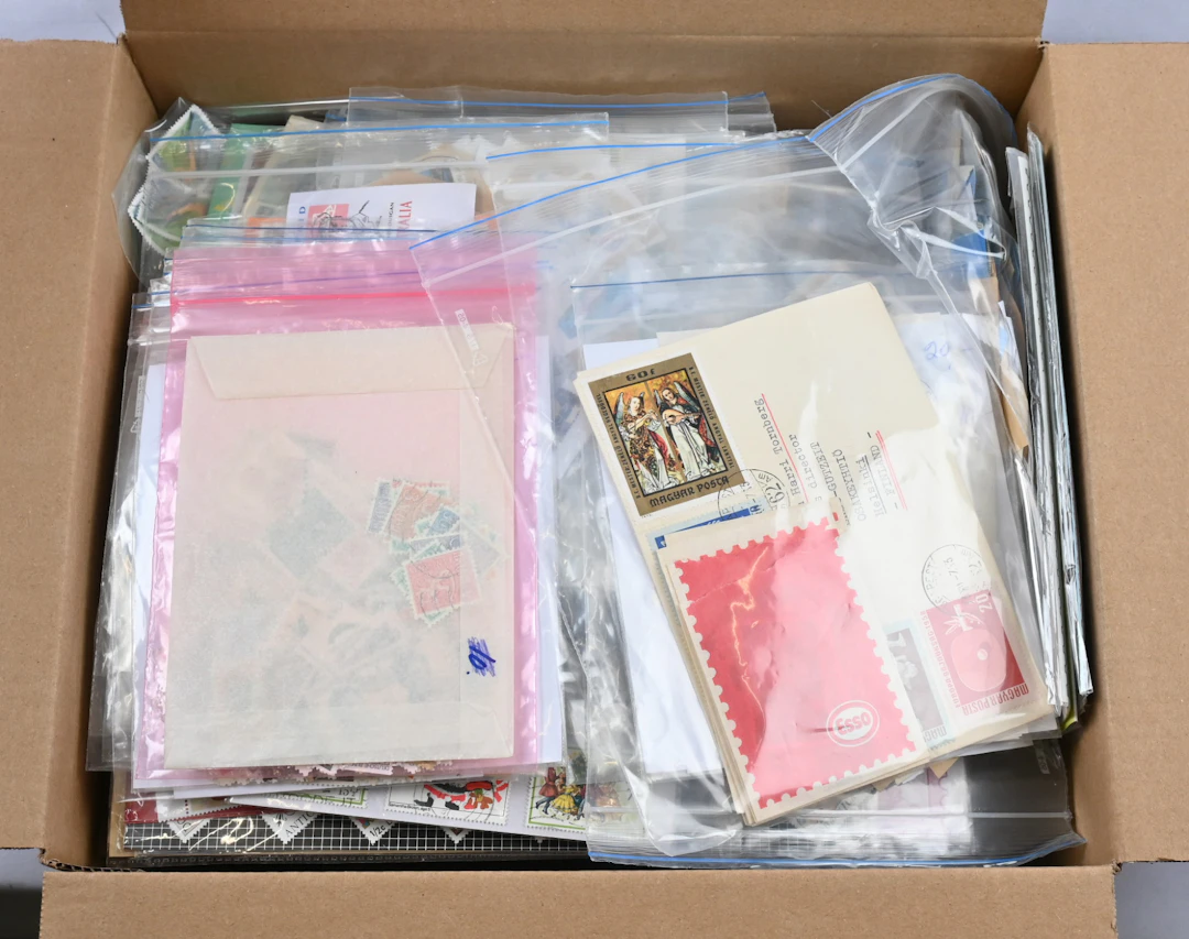 Box with mixed selection of Finland and other countries, over 4 KG