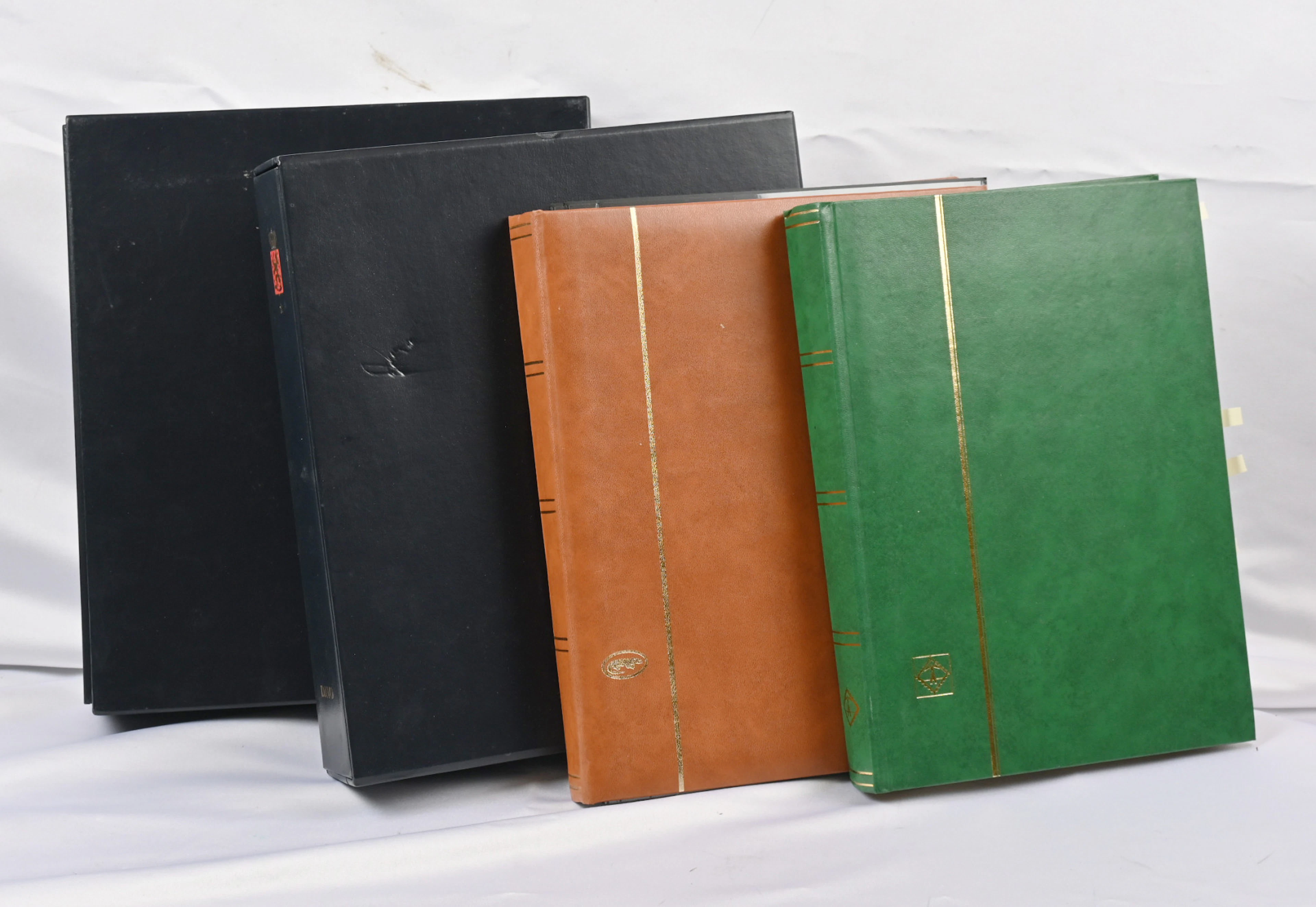 From 1885 onwards small stock lot in two stockbooks. used and MNH