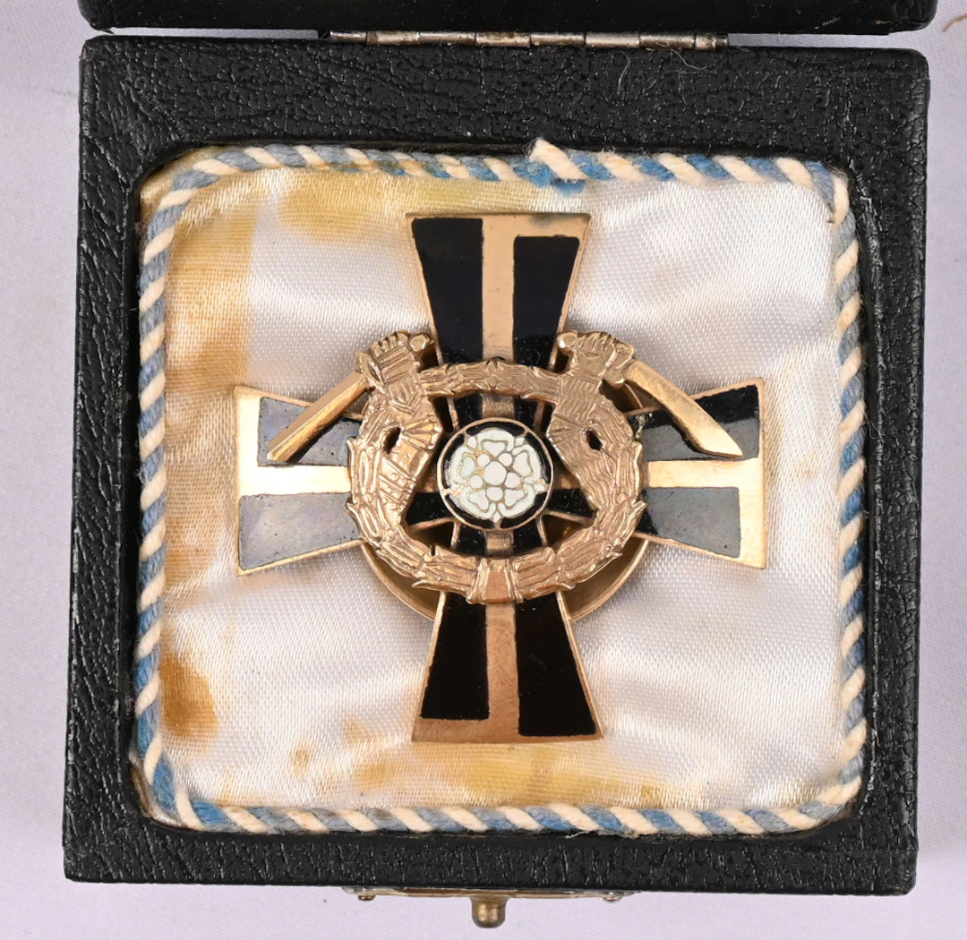 Copy of the Mannerheim Cross, with its box. Marked copy on reverse.