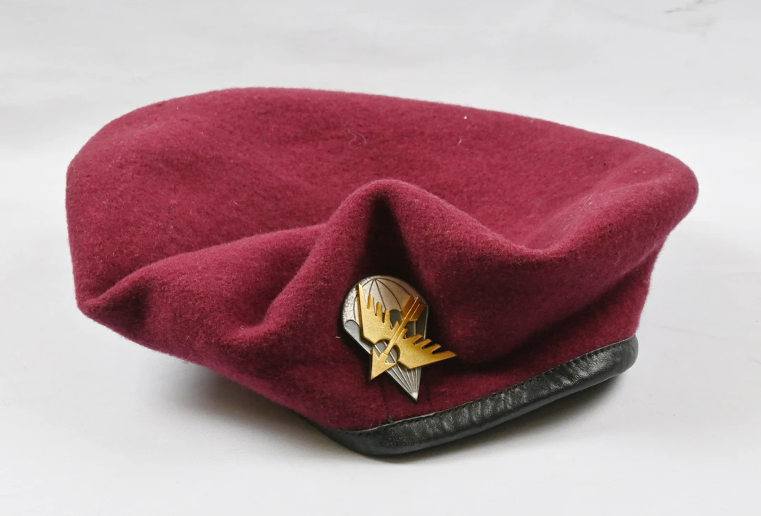 Paratrooper's violet beret (model 73, size 59) with a fine beret badge.