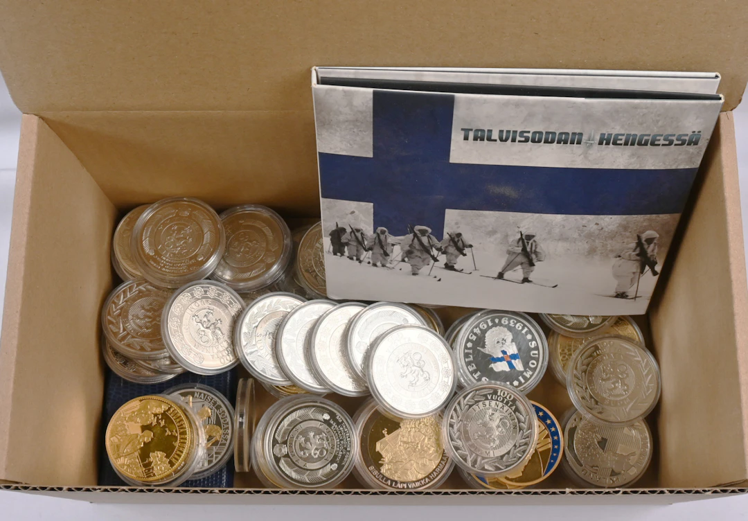 Moneta's various medals almost 80 pieces including a few silver ones