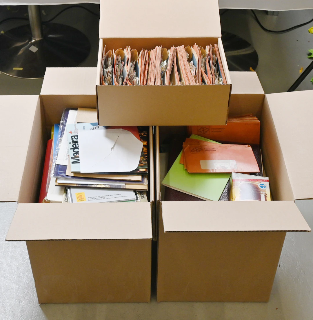 Large stock of foreign countries, over 18 KG. Stamps and kiloware