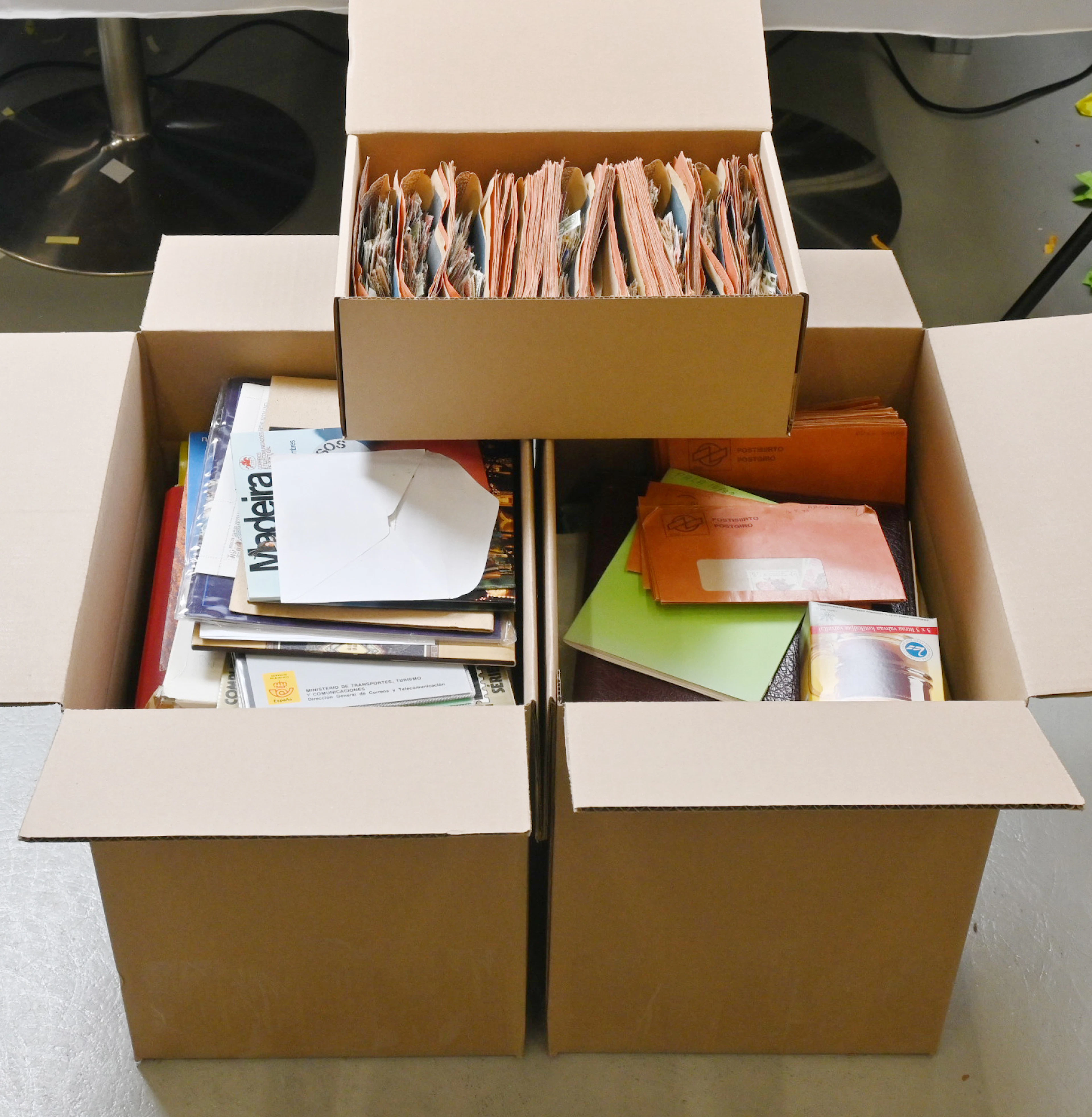 Large stock of foreign countries, over 18 KG. Stamps and kiloware