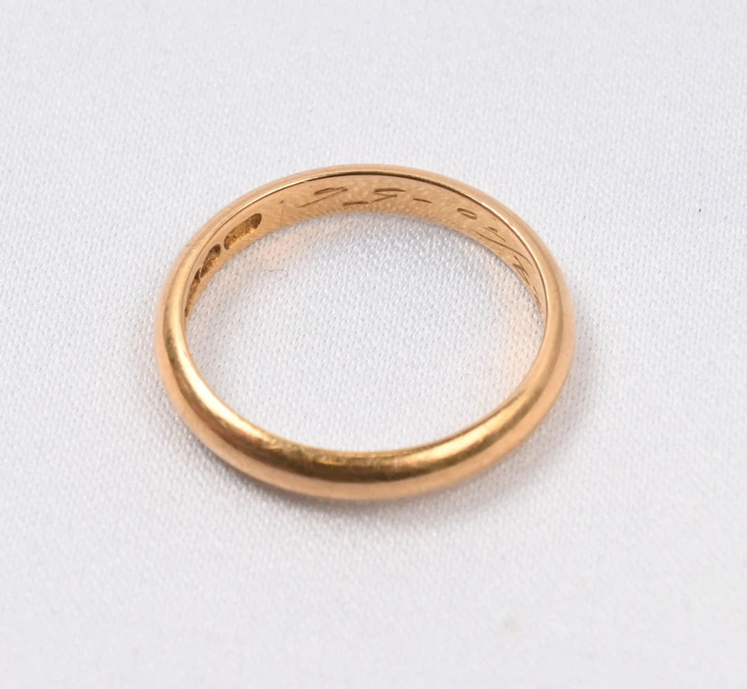 Ring, gold (18 k). Weight approximately 3½ g.