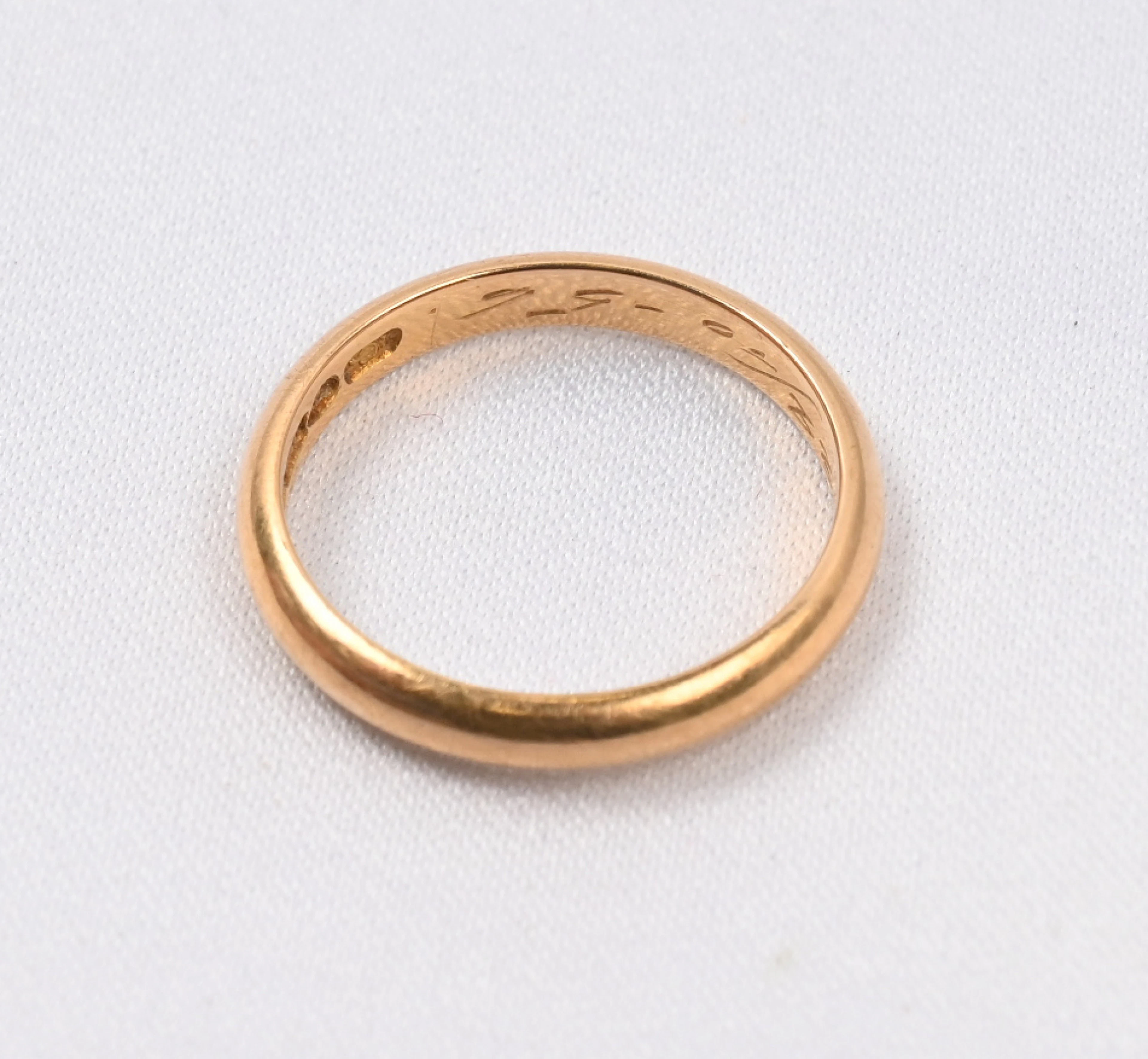 Ring, gold (18 k). Weight approximately 3½ g.