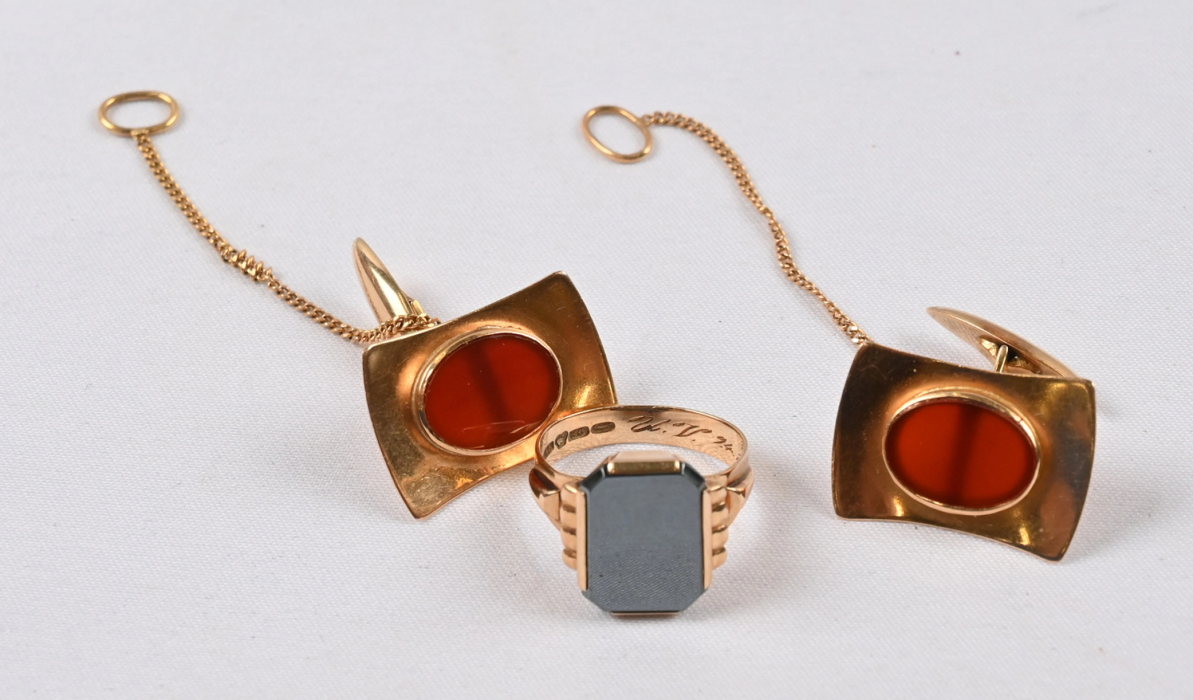 Cufflinks and a signet ring with gemstones 585 gold. Gross weight over 14 g.