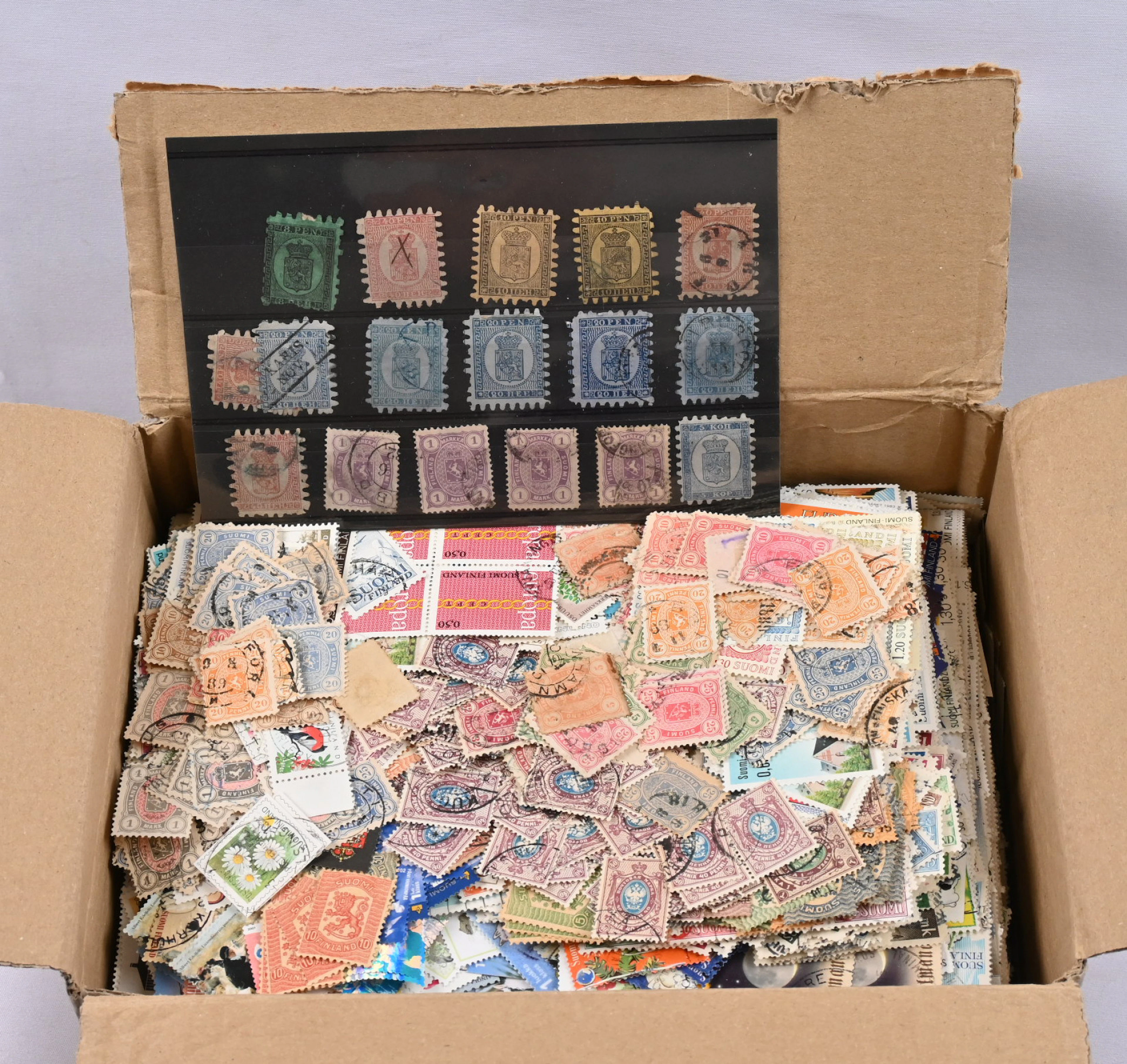 Starting from 1860 0.8 KG loose Finnish stamps in a box, estimated