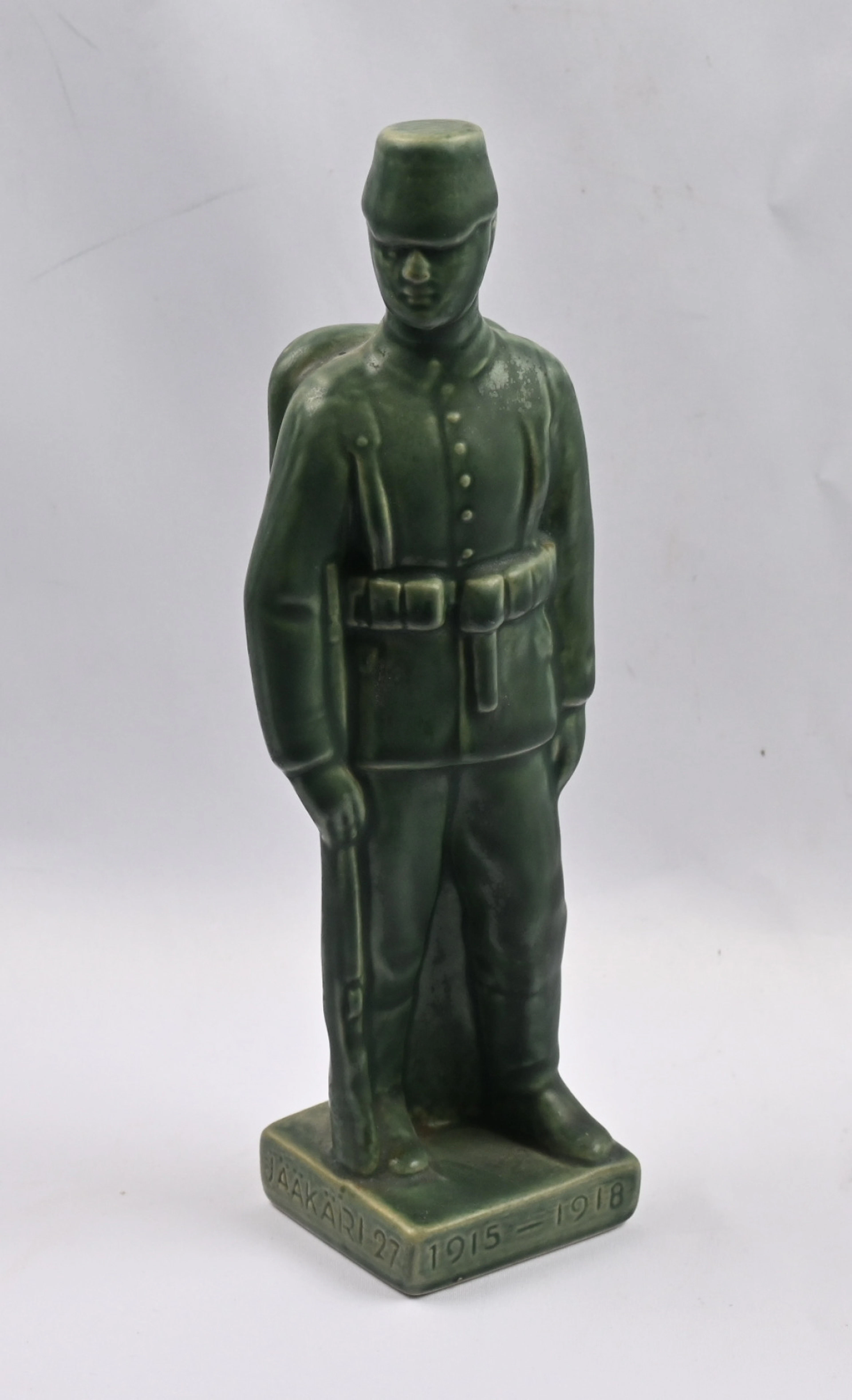 Arabia, Lauri Leppänen, Jaeger 27 statue, height approx. 26 cm.