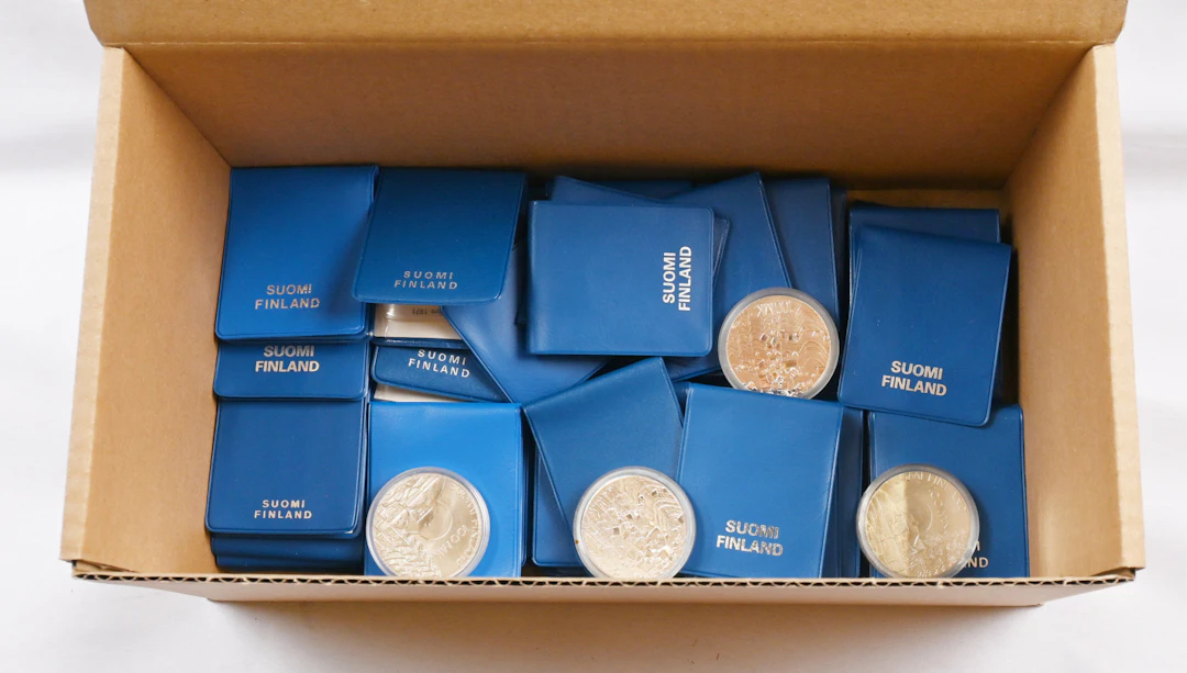 Commemorative coins selection of over 60 pieces, of which 100 markka