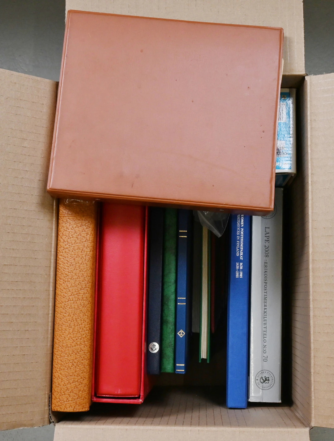 Small selection of albums and stockbooks, over 6 KG. Additionally