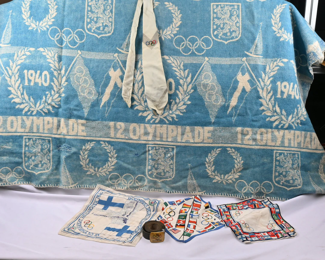 1940 Helsinki lot: large blanket approx. 135 x 185 cm, belt, tie