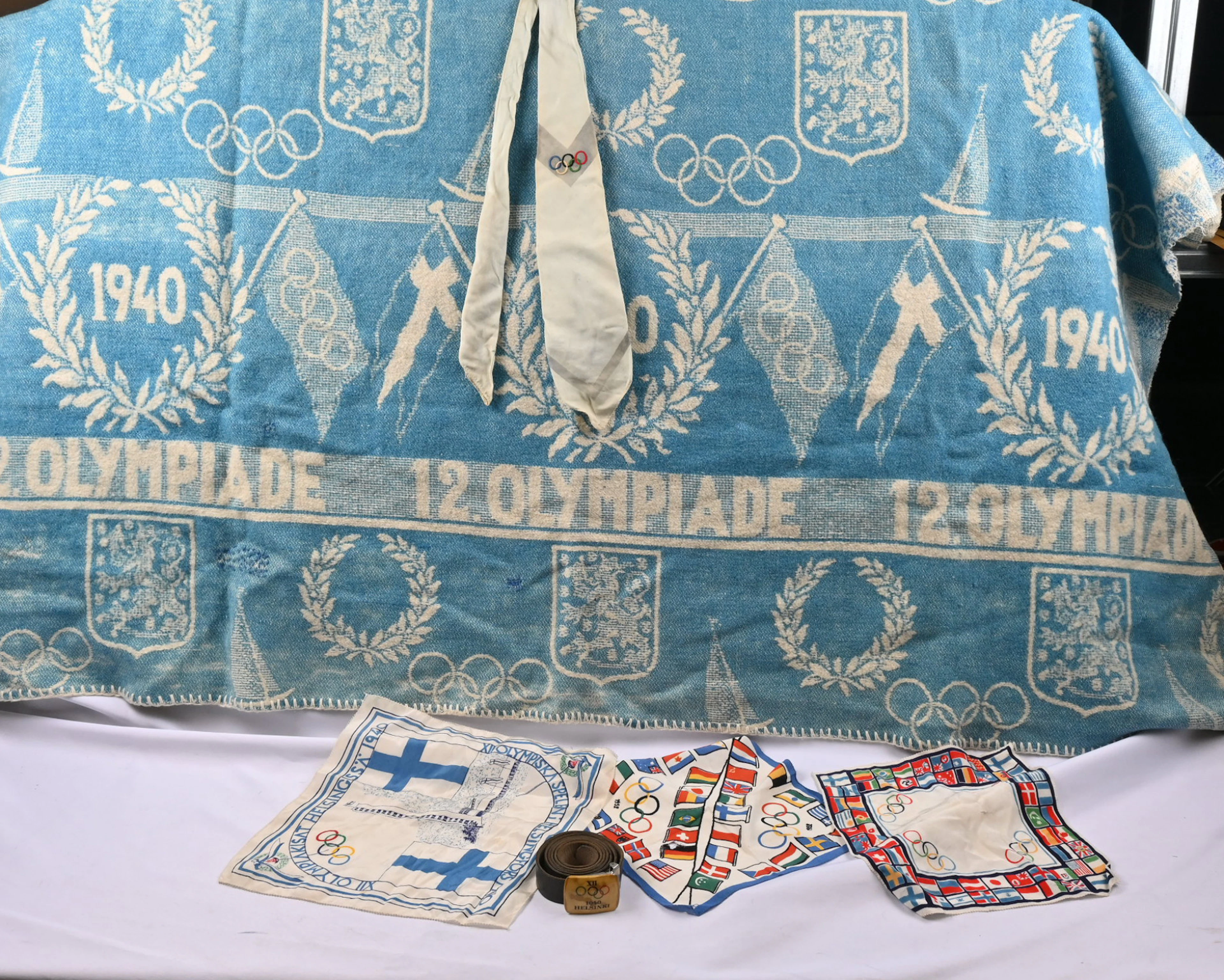 1940 Helsinki lot: large blanket approx. 135 x 185 cm, belt, tie