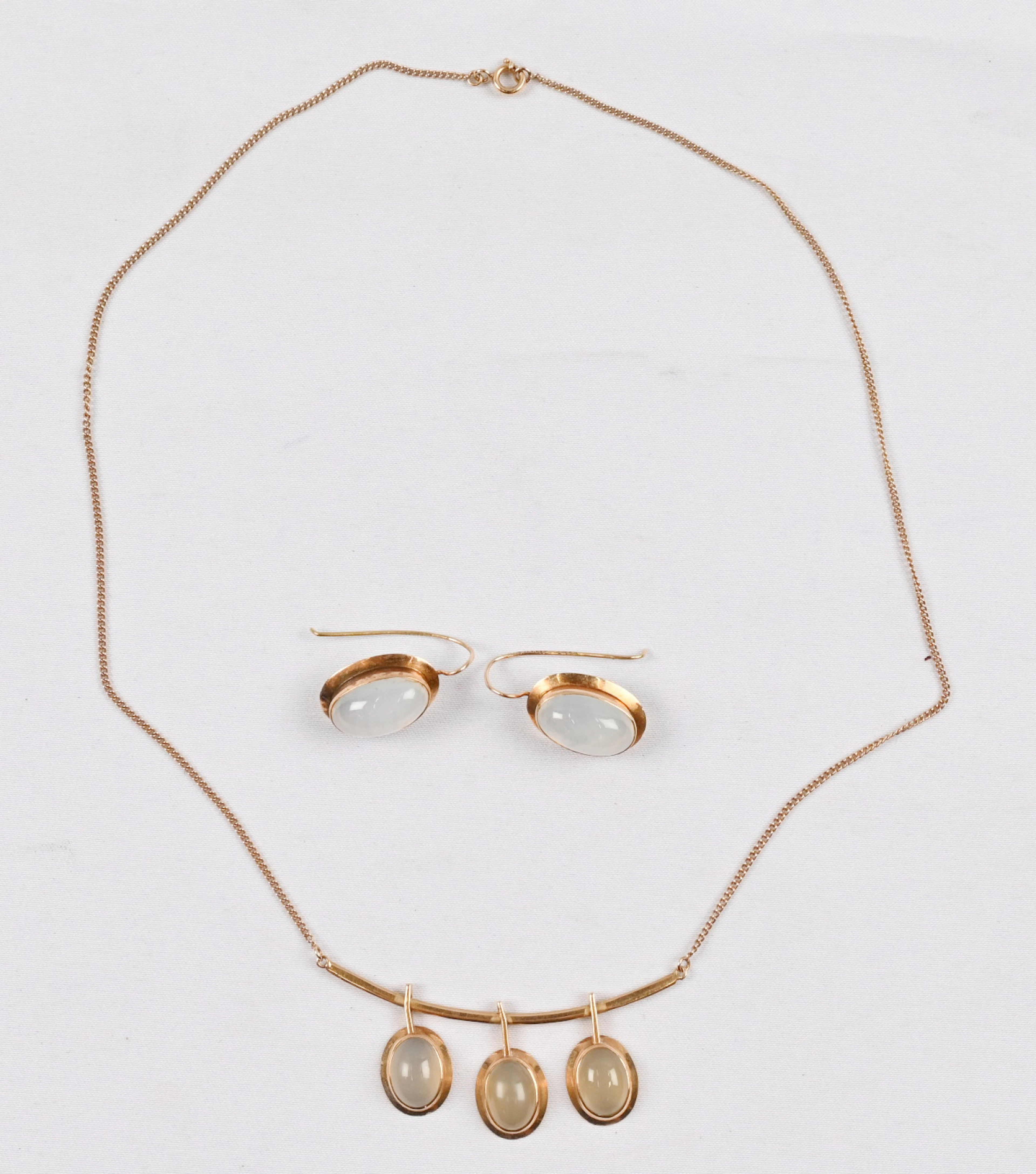 Necklace and earrings of the same series 585 gold with gemstones.