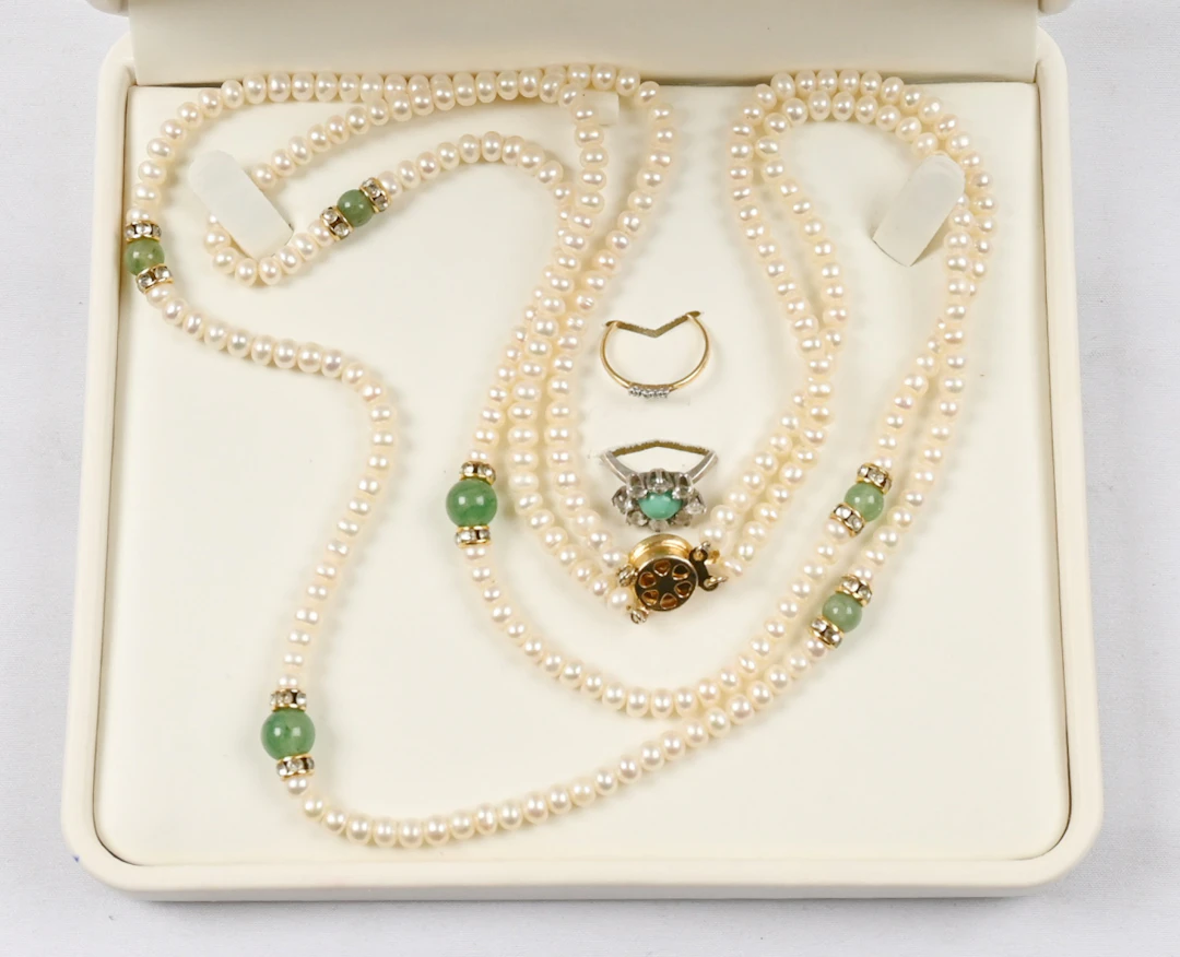 Small selection: pearl necklace with jade, two rings, one of which is gold.